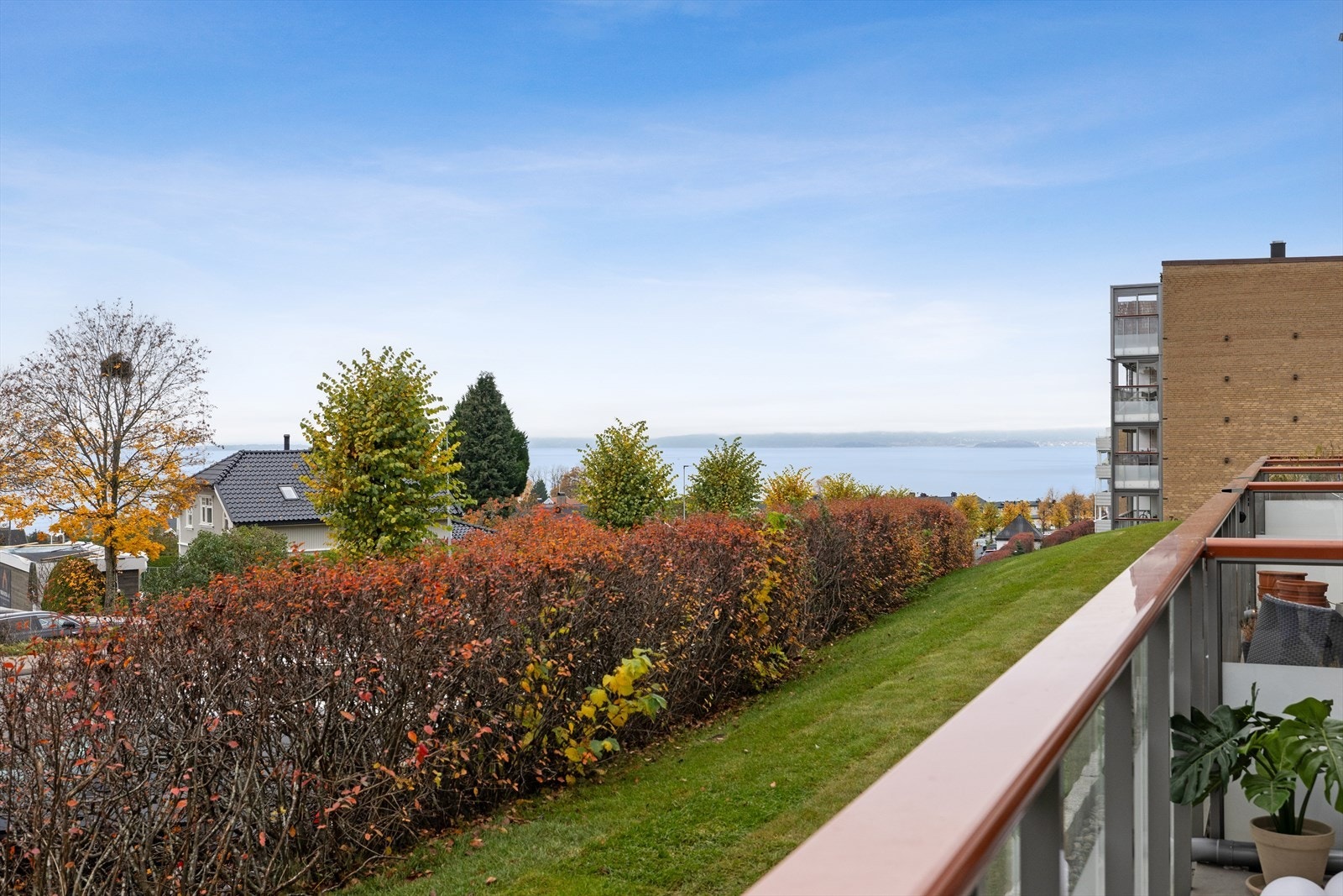 Her kan du nyte en fantastisk utsikt utover mot sjøen. Kort gange til Refsnesstranda. Galleribilde