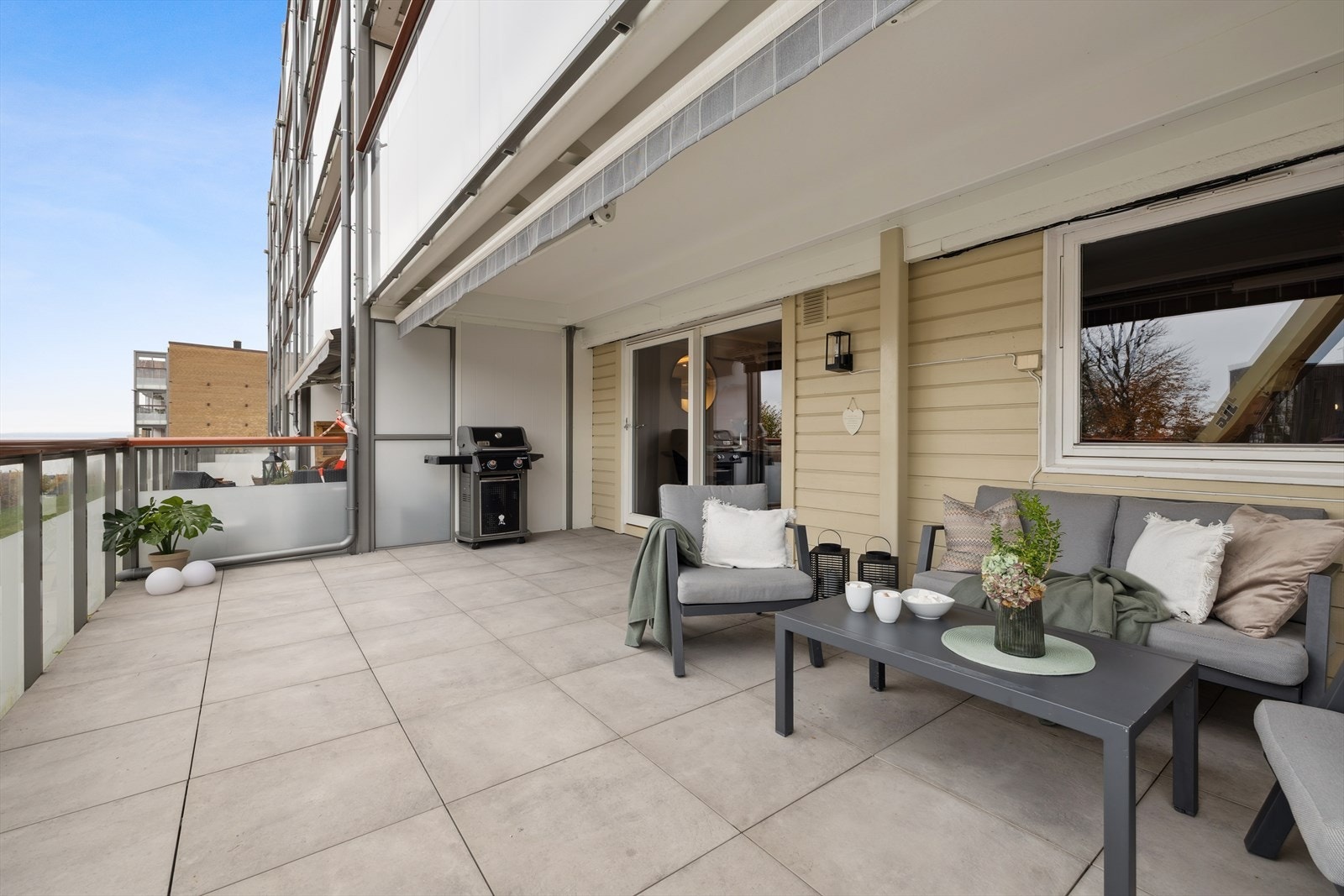 Dette er en 2-roms andelsleilighet beliggende i byggets underetasje med ny, romslig terrasse og ny markise. Galleribilde