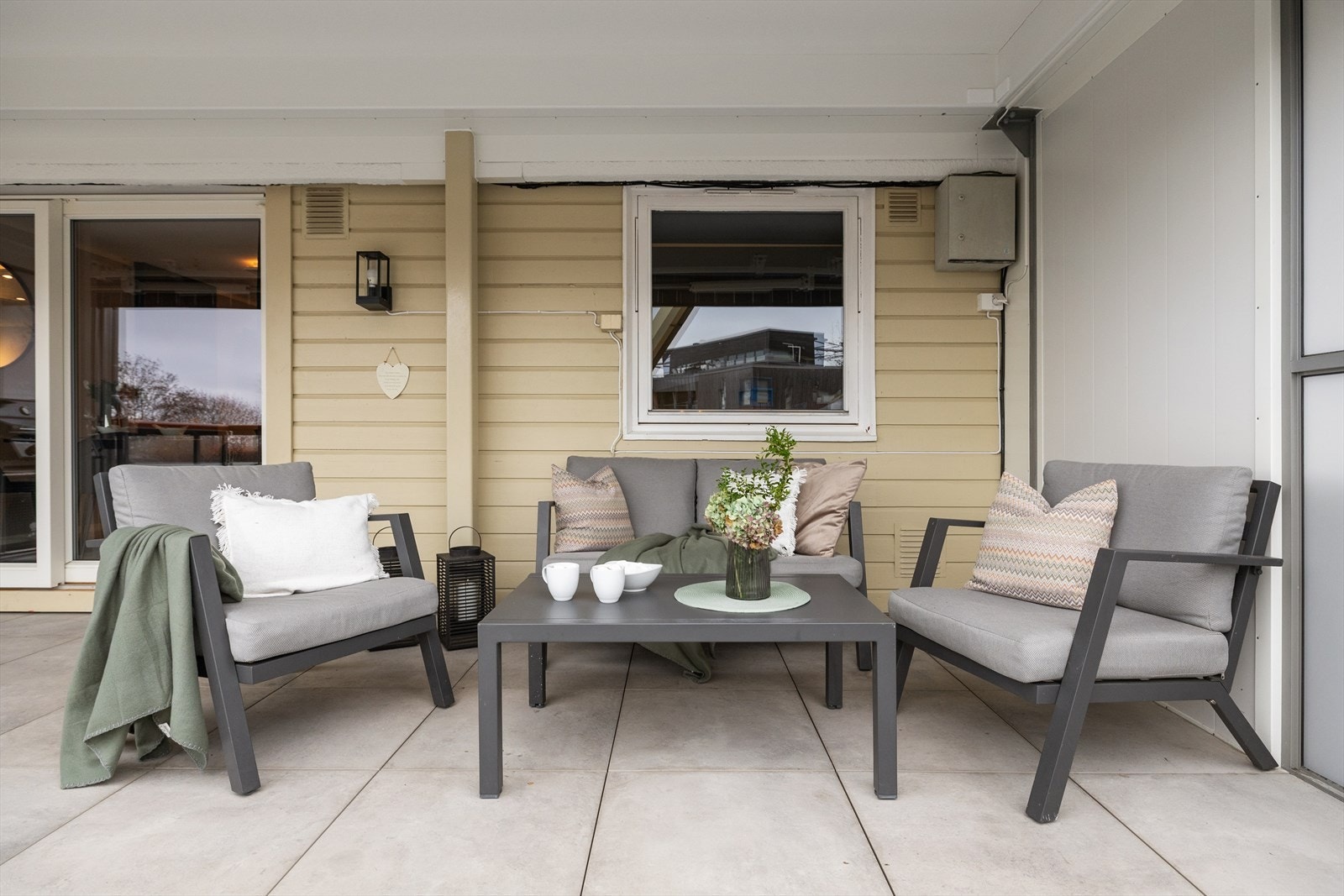 Terrassen er rehabilitert i regi av borettslaget i nyere tid. Det ble også montert ny markise. Galleribilde