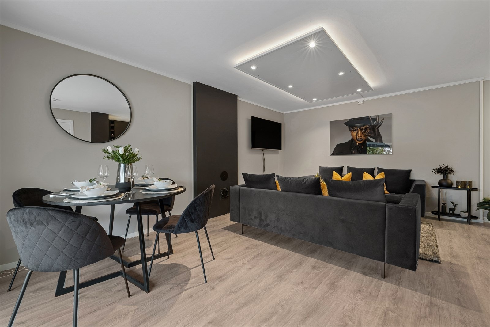 Stuen har god plass til å innrede med både sofa og spisegruppe. Det har tidligere vært montert vedovn i stuen. Galleribilde