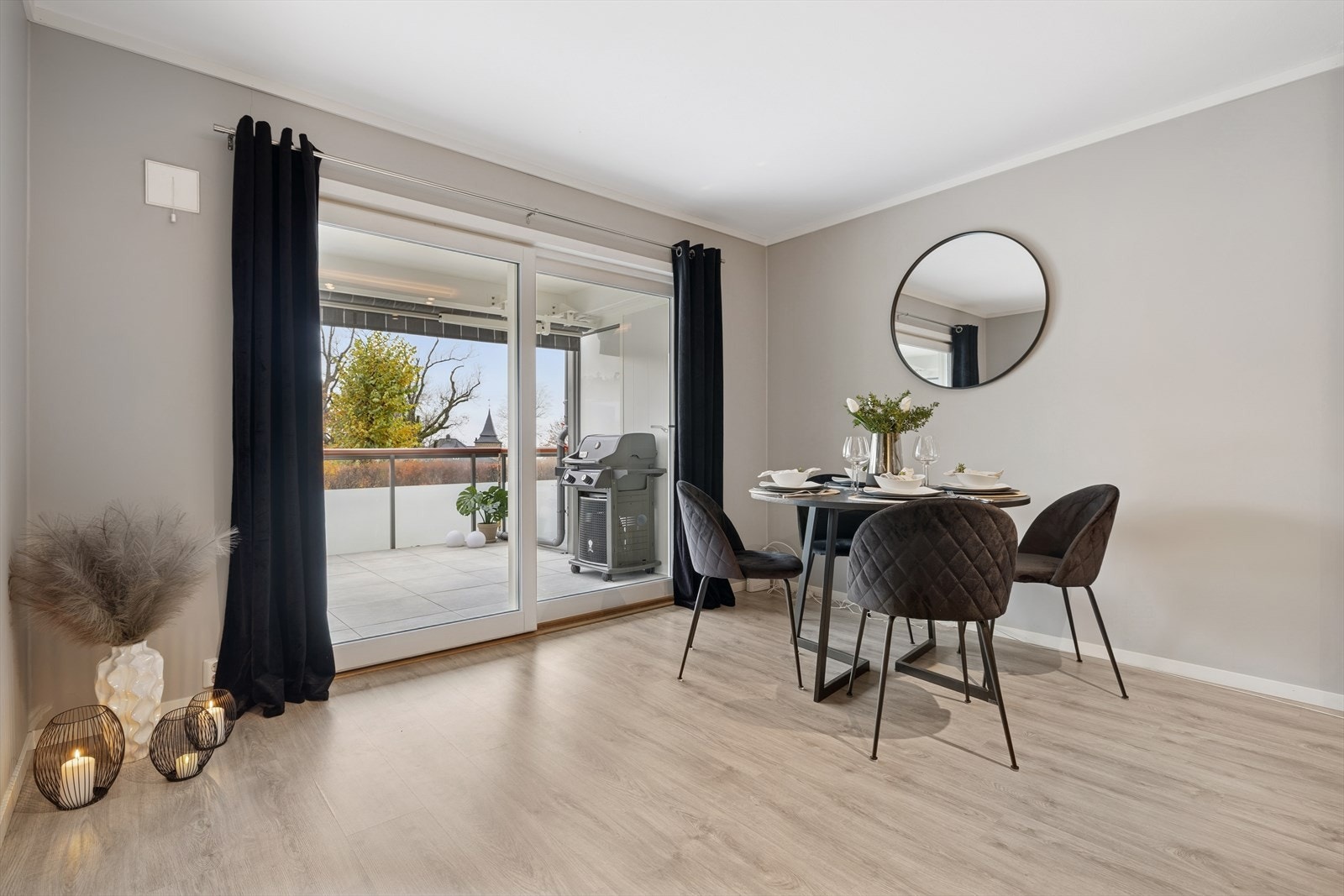 Med store vindusflater slippes det mye dagslys inn i leiligheten. Fra stuen er det videre utgang til terrassen. Skyvedøren var ny i 2020. Galleribilde