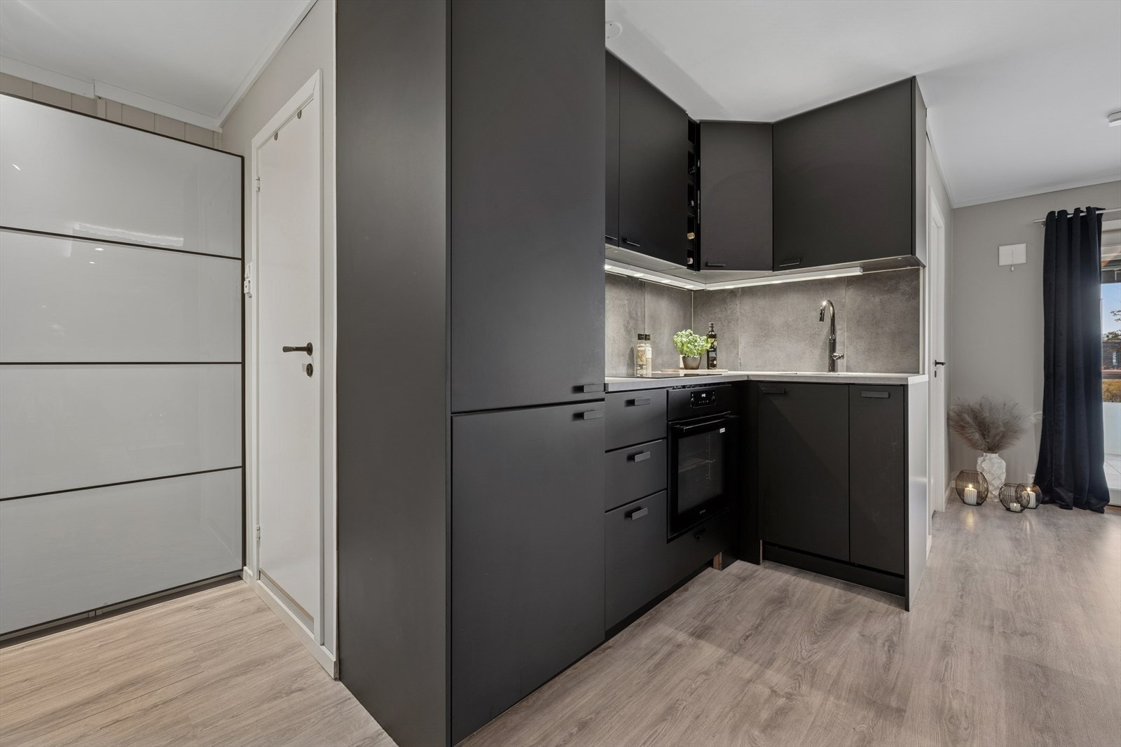 Kjøkkenet har IKEA innredning fra 2020 med glatte fronter og benkeplate av laminat. Galleribilde