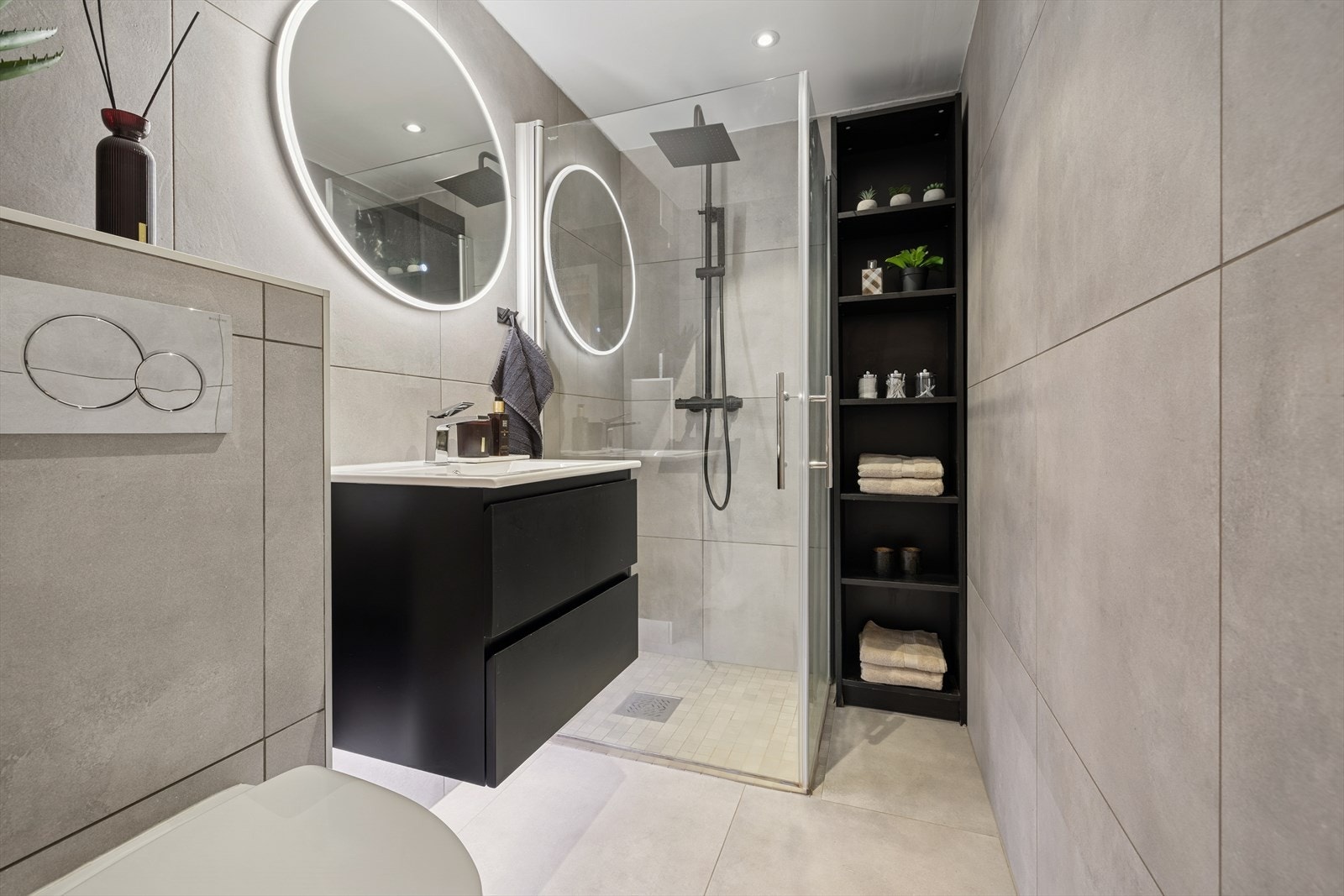 Fra entreen har du direkte adkomst til leiligheten delikate bad fra 2020 som kan by på lekre fliser og spotlights i himlingen. Galleribilde