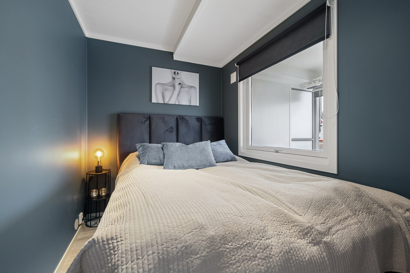 Soverommet er malt i en behagelig mørkeblå farge og det er plass til dobbeltseng. Det er stor skyvedørsgarderobe i gangen og bod i fellesareal for ekstra lagring. Galleribilde