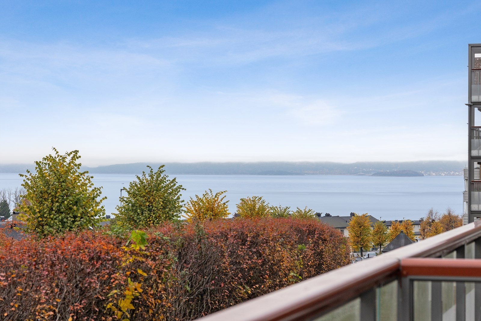 Leiligheten kan skilte med gjennomgående moderne standard og nydelig sjøutsikt. Galleribilde