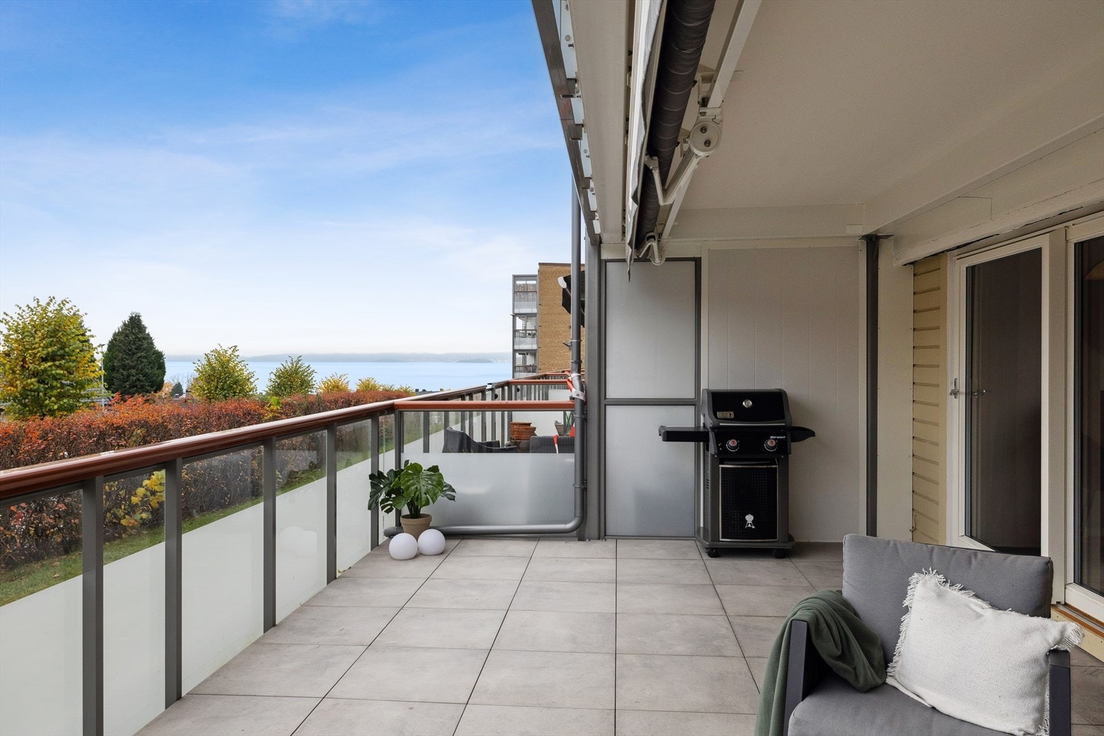 Terrassen måler ca. 26 kvm og vender mot vest. Galleribilde