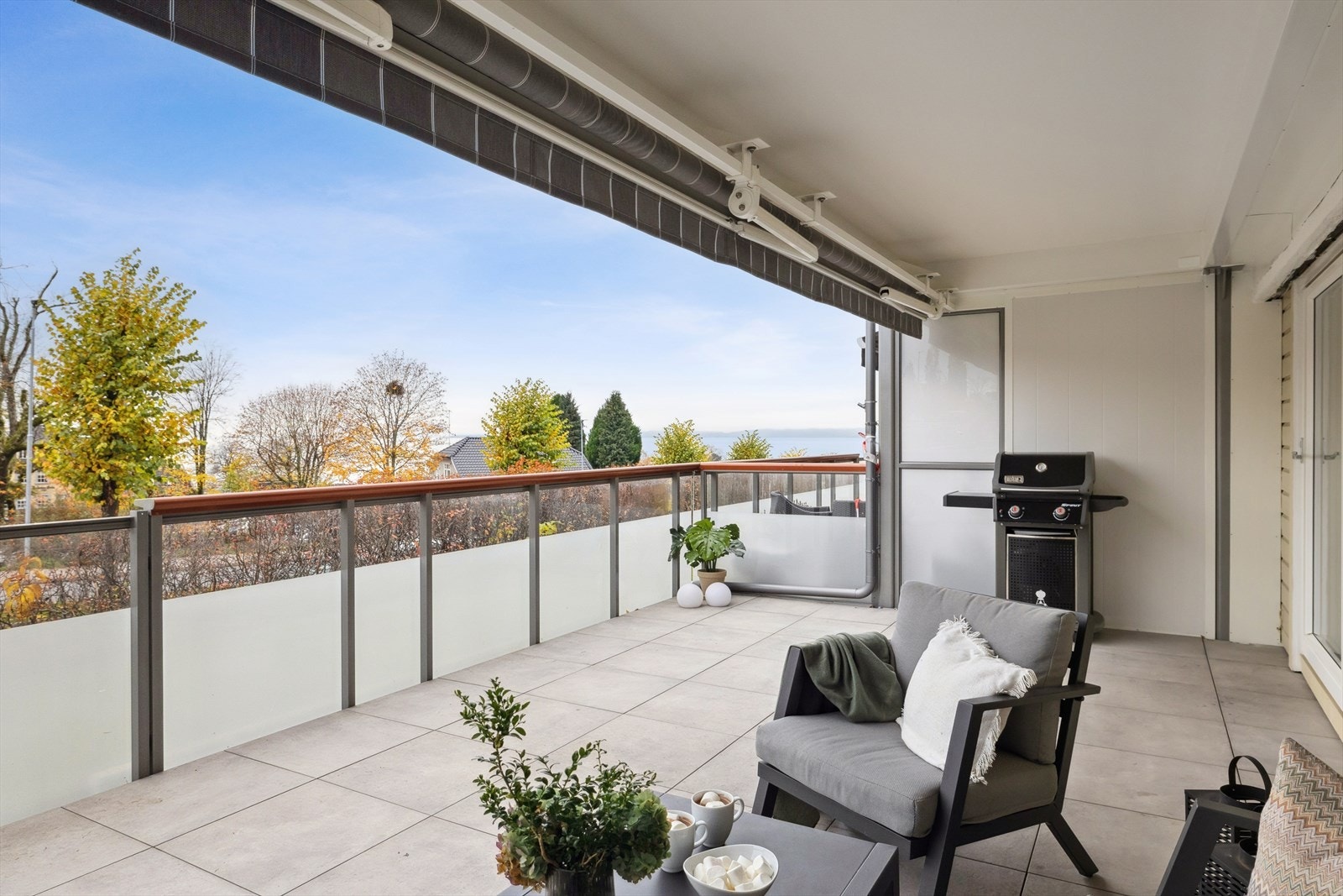 Med god størrelse kan du innrede terrassen med blant annet stor utesofa og grill. Galleribilde