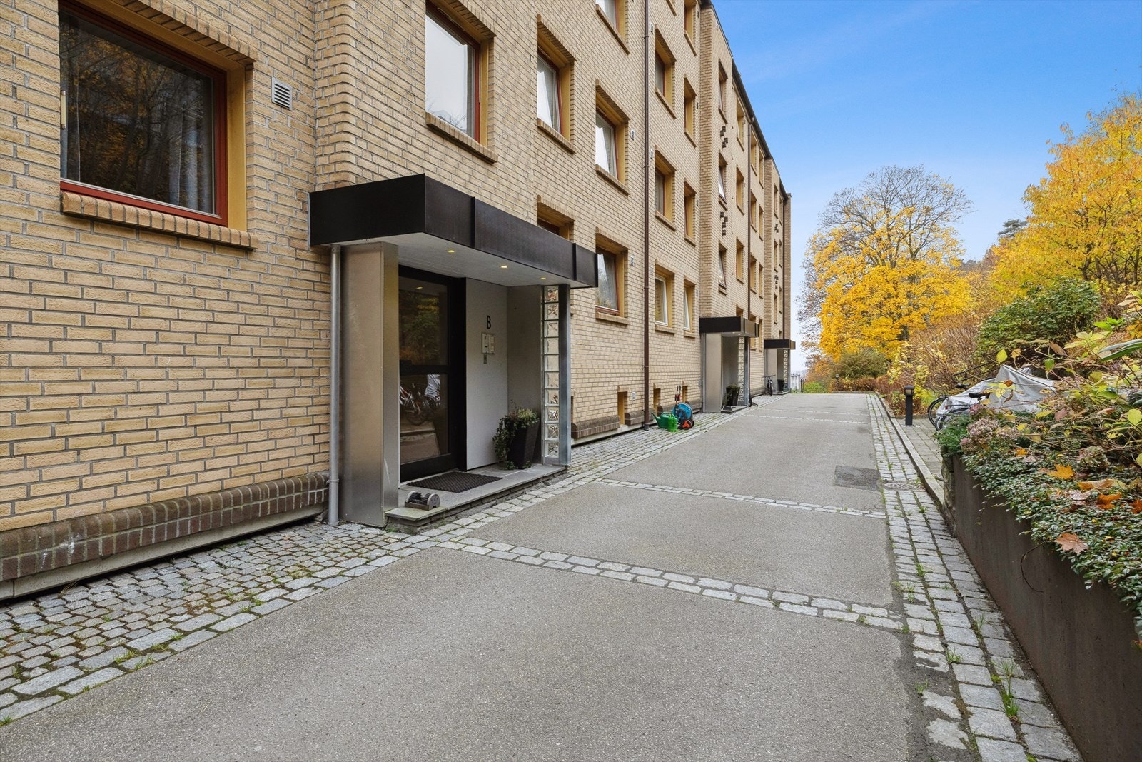 Eiendommen ligger i et sentralt og meget attraktivt boligområde på Refsnes, i underkant av 3 km fra Moss sentrum. Galleribilde