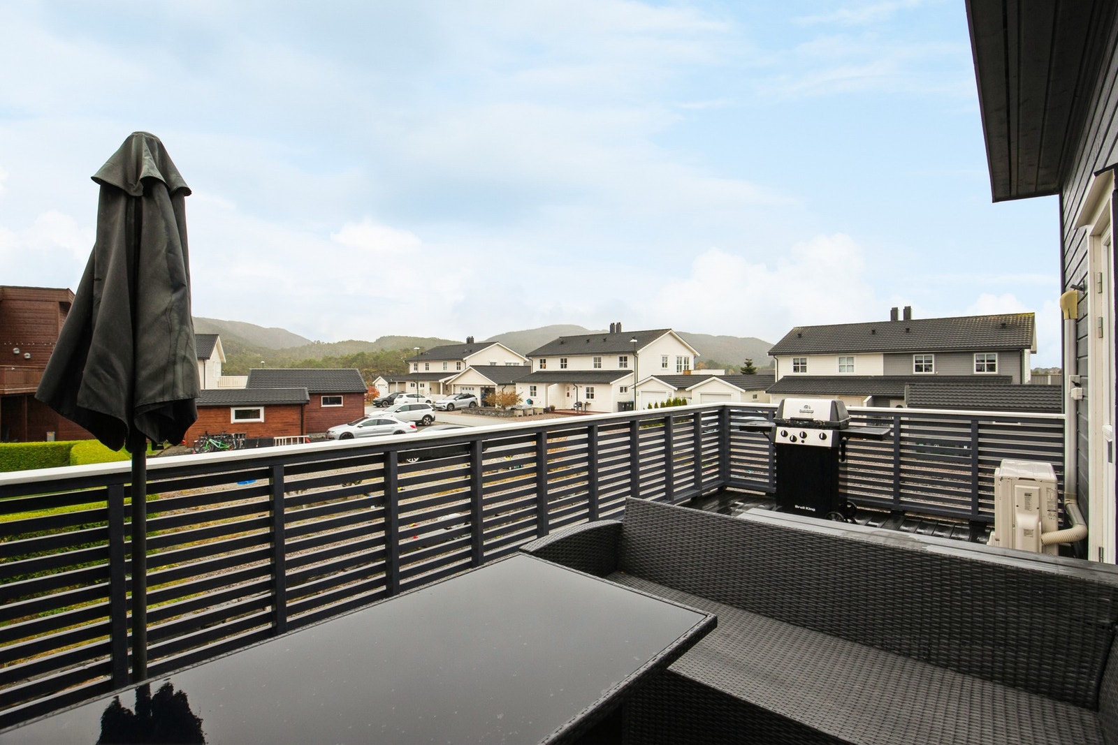 Det er en romslig veranda med utgang fra kjøkken/spisestue Galleribilde