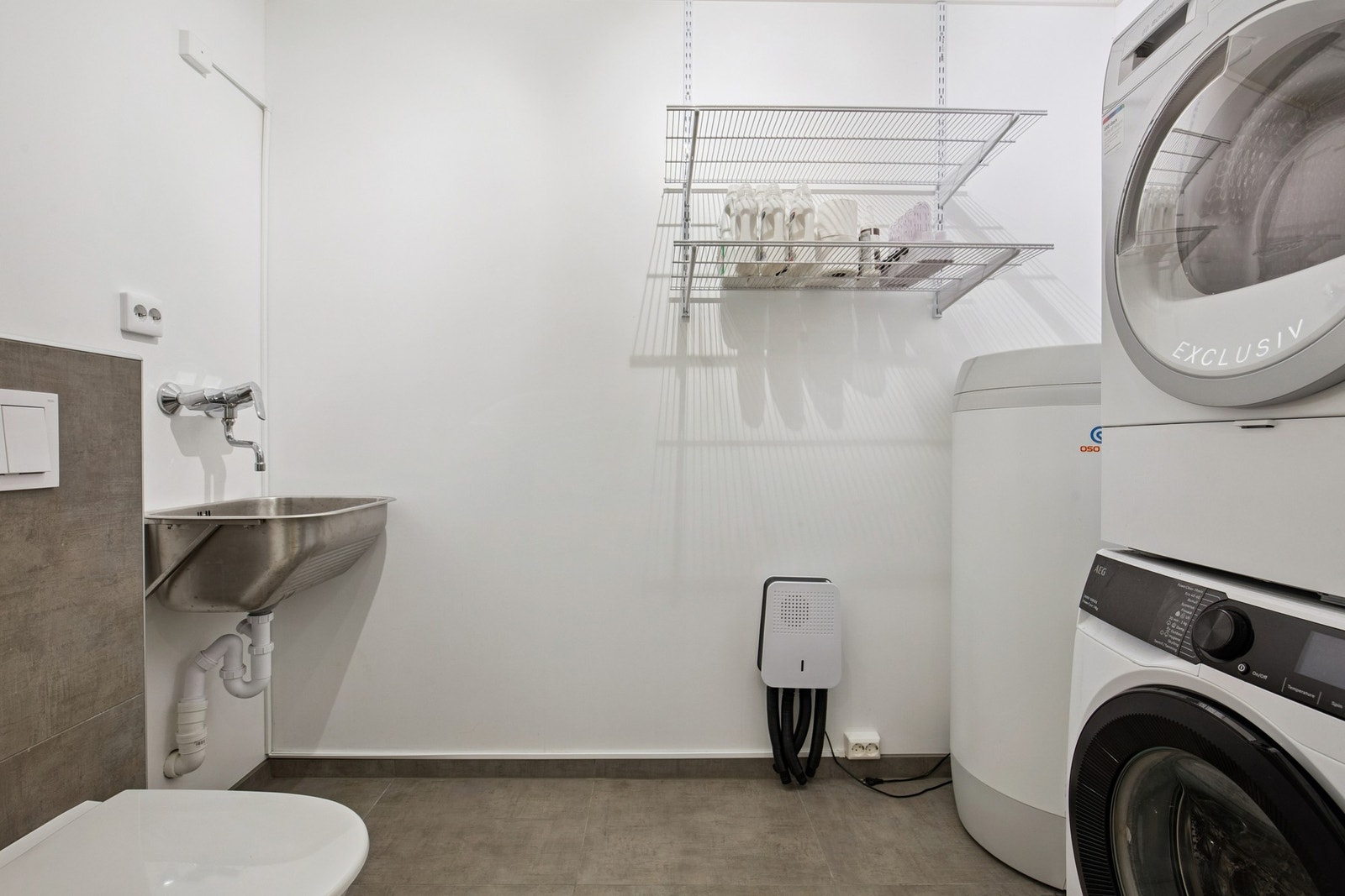 Vaskerom m/wc, utslagsvask og opplegg til vaskemaskin Galleribilde