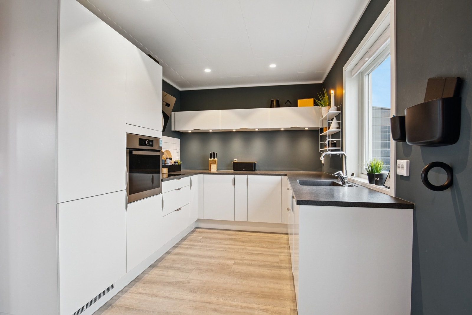 Kjøkken m/over og underskap, god benkeplass og integrerte hvitevarer Galleribilde