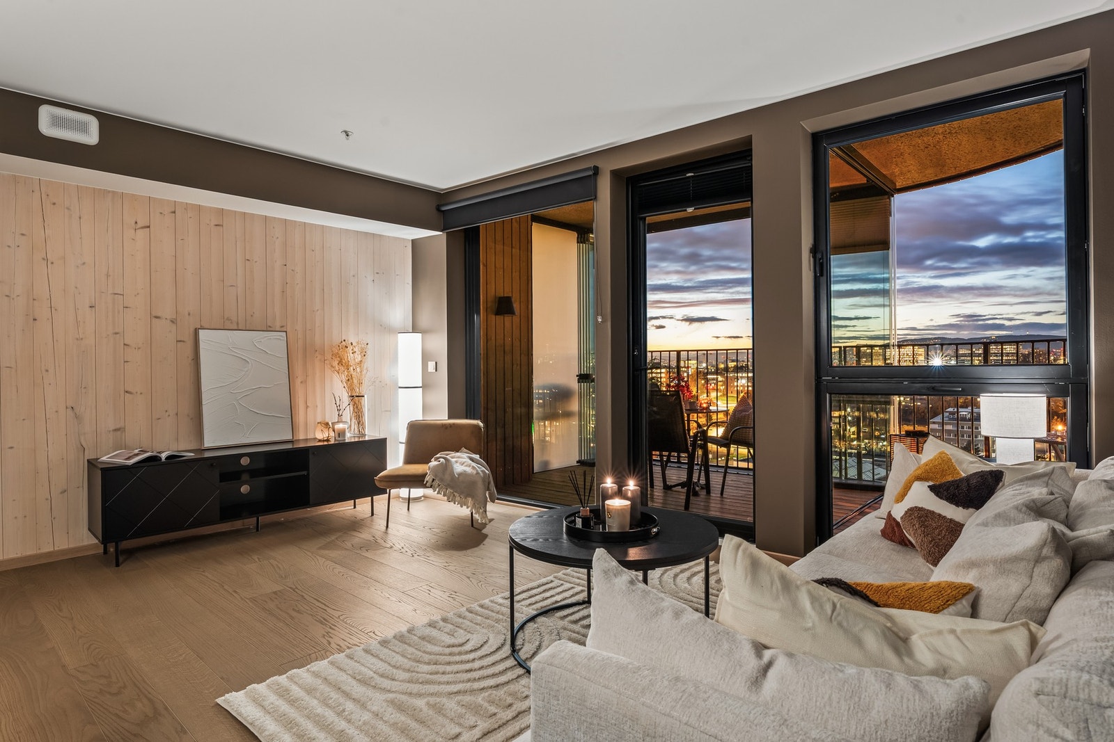 Vindusflatene slipper inn rikelig med naturlig lys og skaper en lys og hyggelig atmosfære. Galleribilde