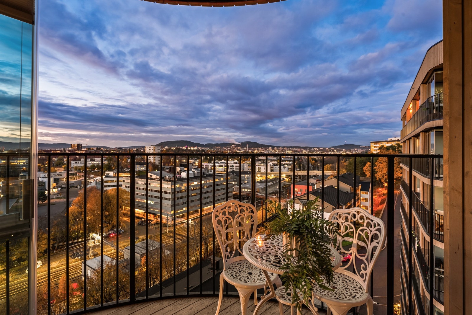 Balkongen er på til sammen ca. 11 kvm. Balkongen er delt opp i to soner som er adskilt med innglasset balkong. Galleribilde