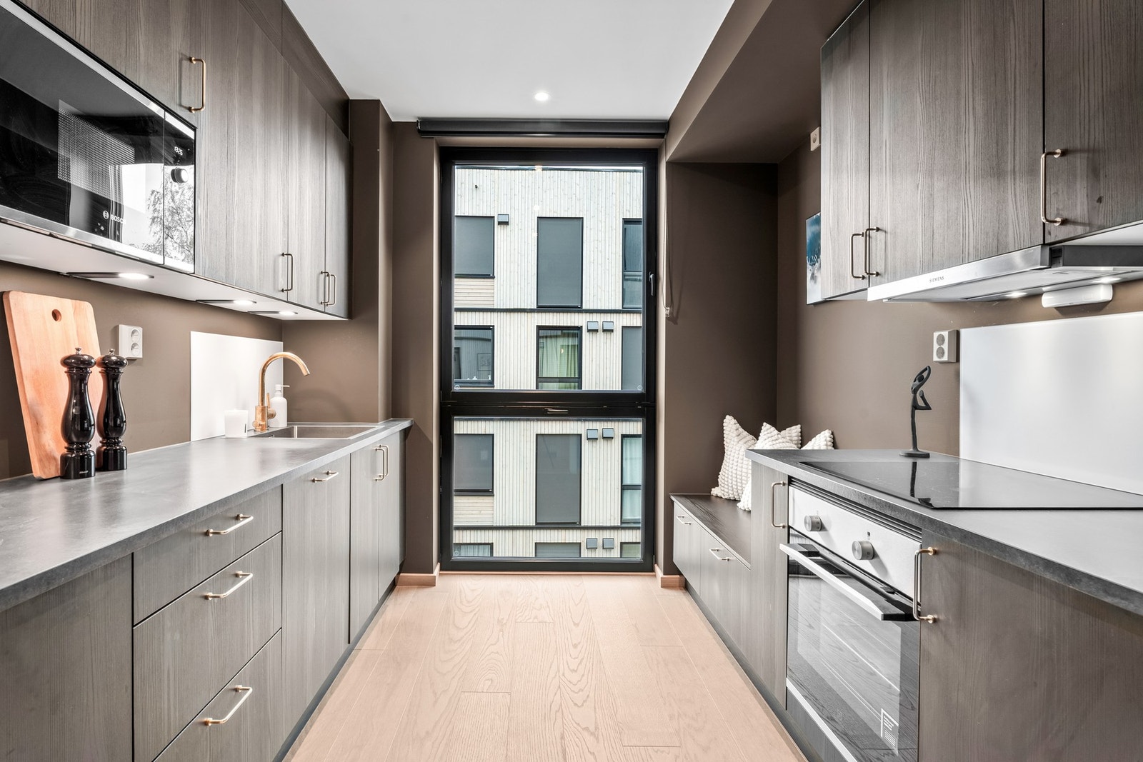 God skapplass i både over- og underskap, med lys under overskap som gir god arbeidsbelysning. Galleribilde