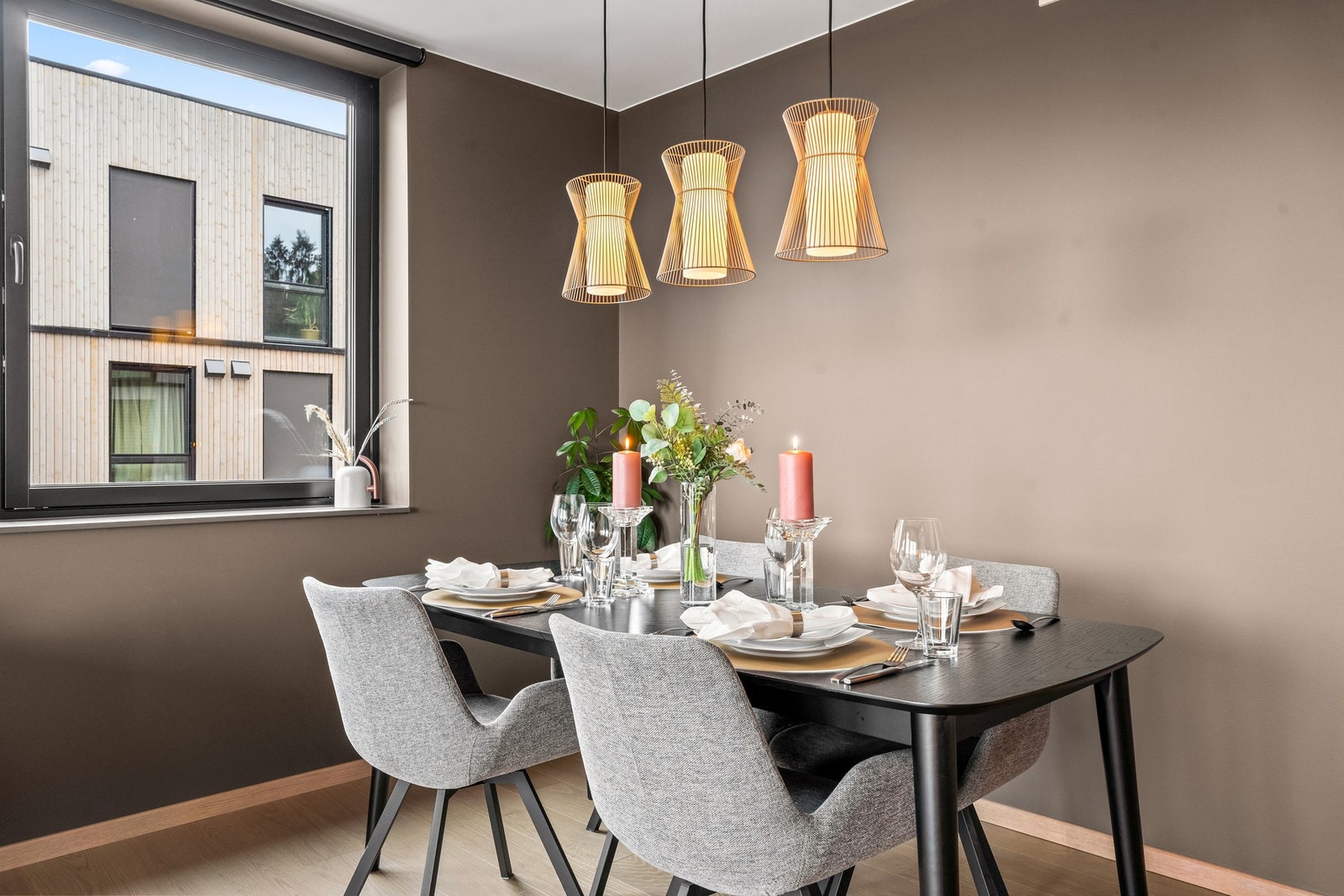 Leiligheten er oppvarmet med vannbåren gulvvarme, som gir en lun og god følelse i hele boligen. Galleribilde