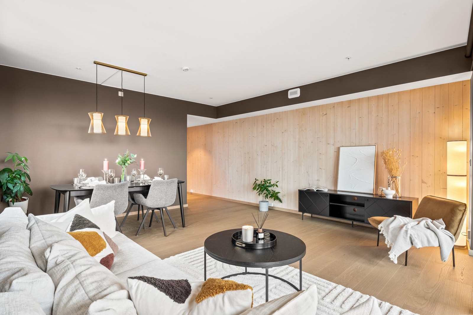 Den gode takhøyden på 2,52 meter bidrar til en luftig og behagelig romfølelse. Galleribilde