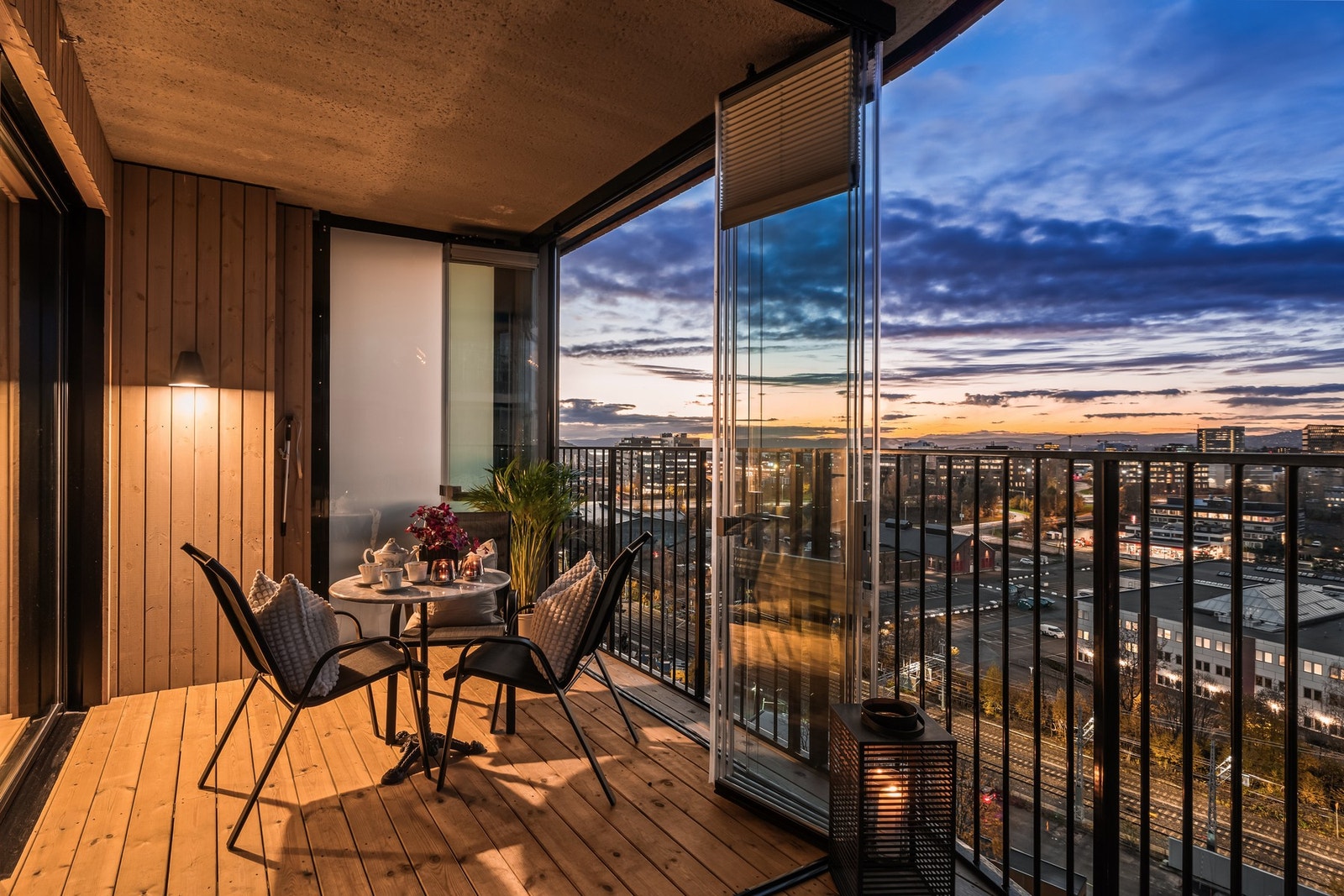 Den innglassede balkongen kan enkelt åpnes opp og gi mulighet for en større og luftigere følelse. Galleribilde