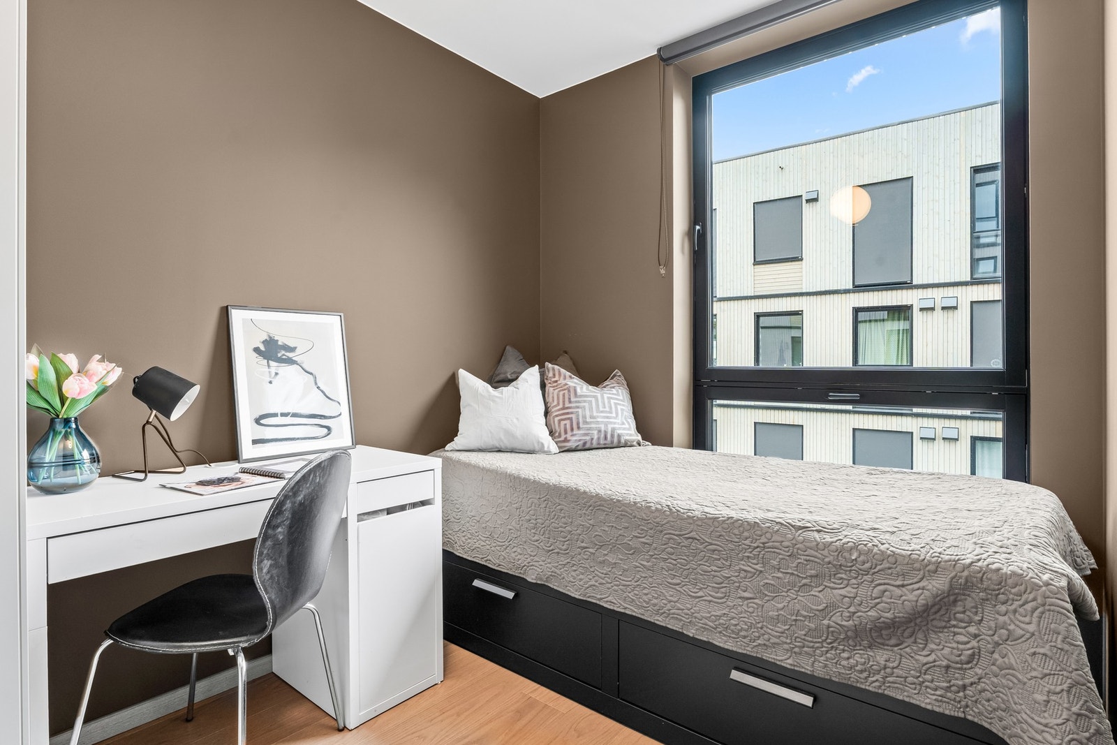 De store vindusflatene slipper inn rikelig med naturlig lys som bidrar til en luftig atmosfære. Galleribilde