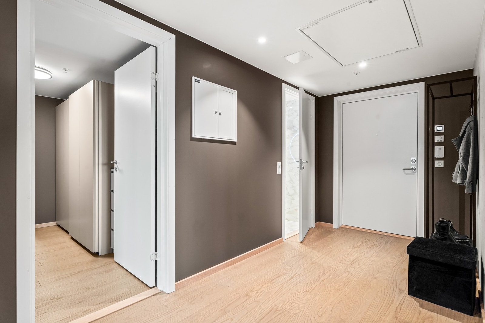 Entréen har en romslig utforming med plass til oppbevaring og organisering av yttertøy. Galleribilde