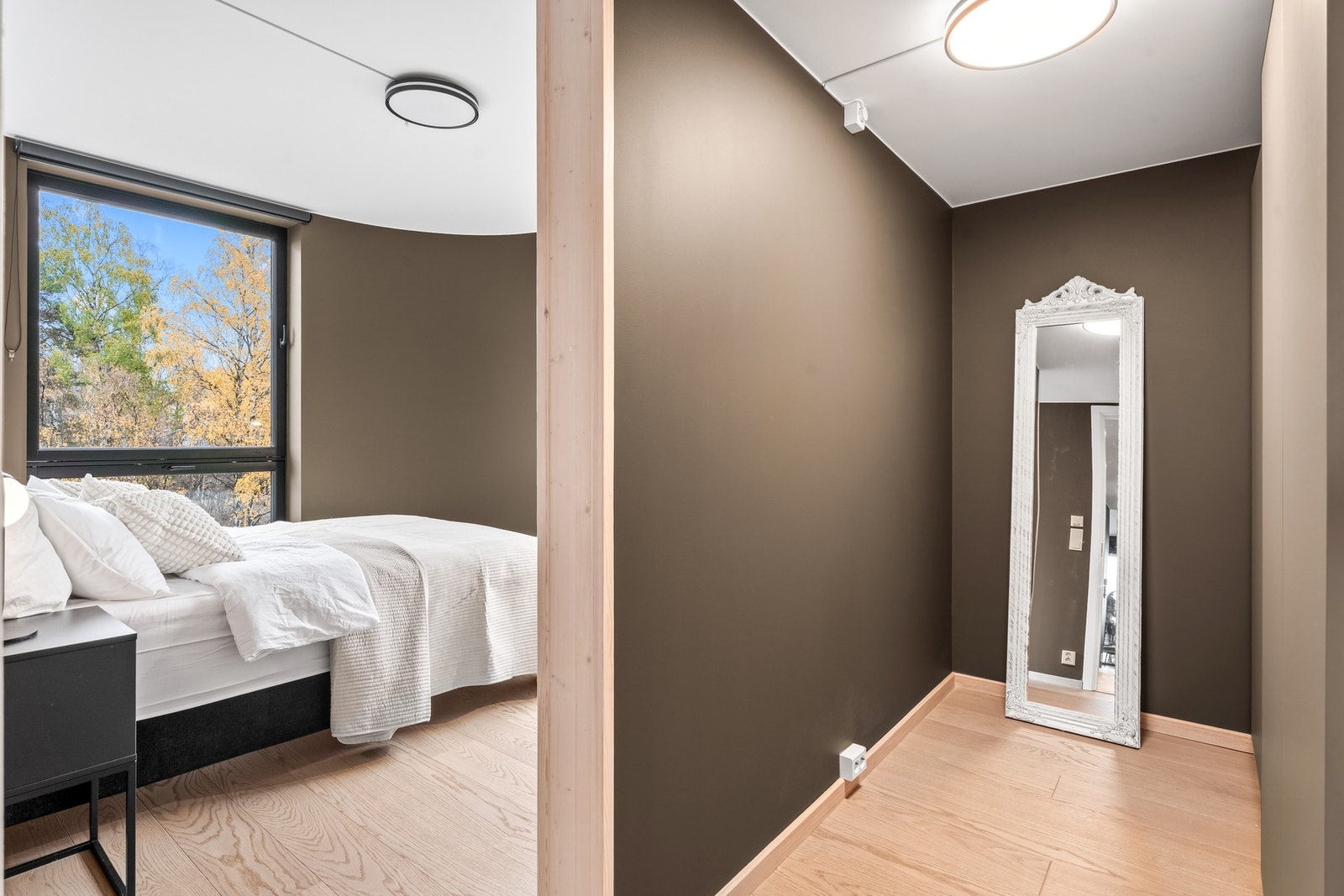 Ved inngangen til hovedsoverommet er det en disponibel bod som lett kan gjøres om til en walk-in garderobe. Galleribilde