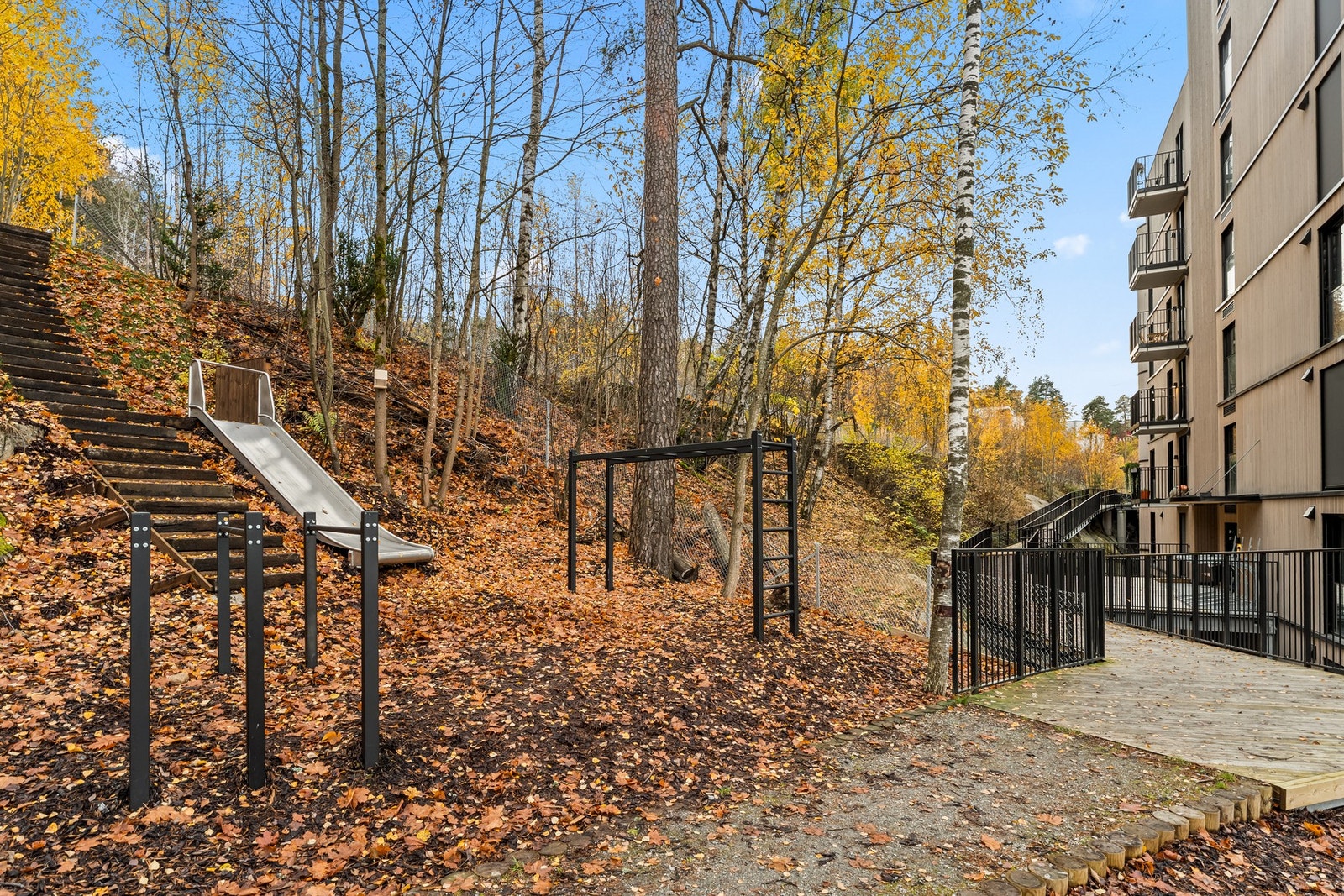Pent opparbeidede fellesarealer med grøntområder, lekeapparater og sitteplasser - et sosialt og hyggelig uteområde for beboerne. Galleribilde