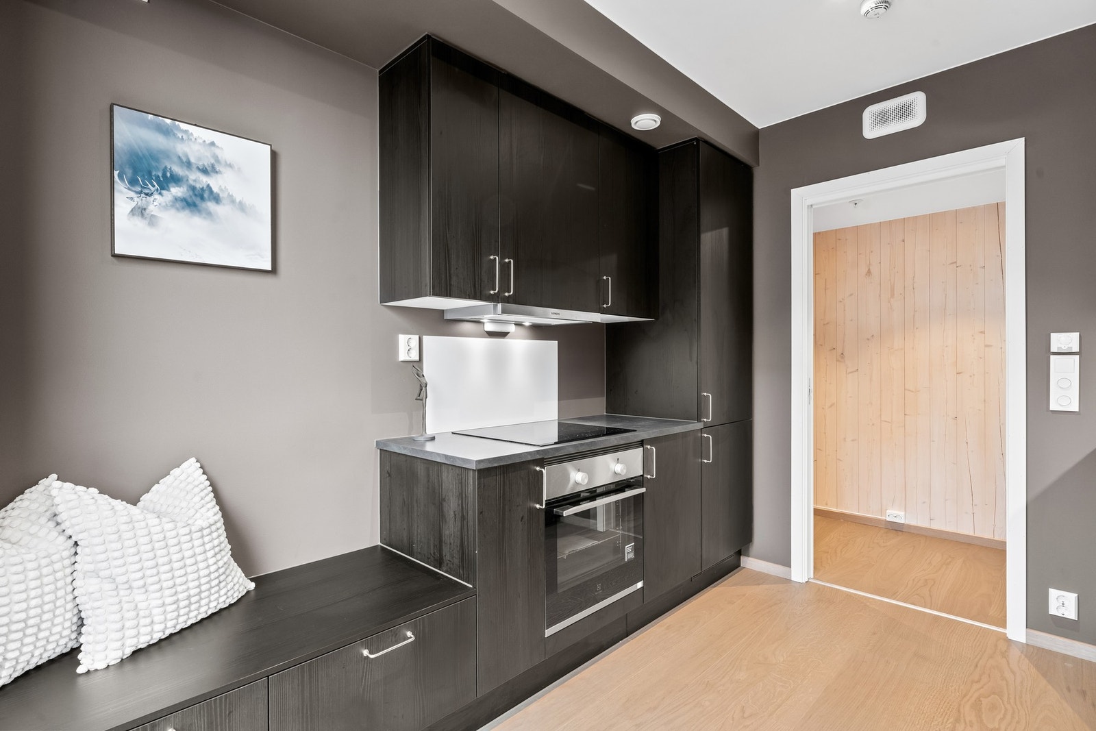 Effektivt planlagt kjøkken med balansert ventilasjon og funksjonell utforming som dekker daglige behov. Galleribilde