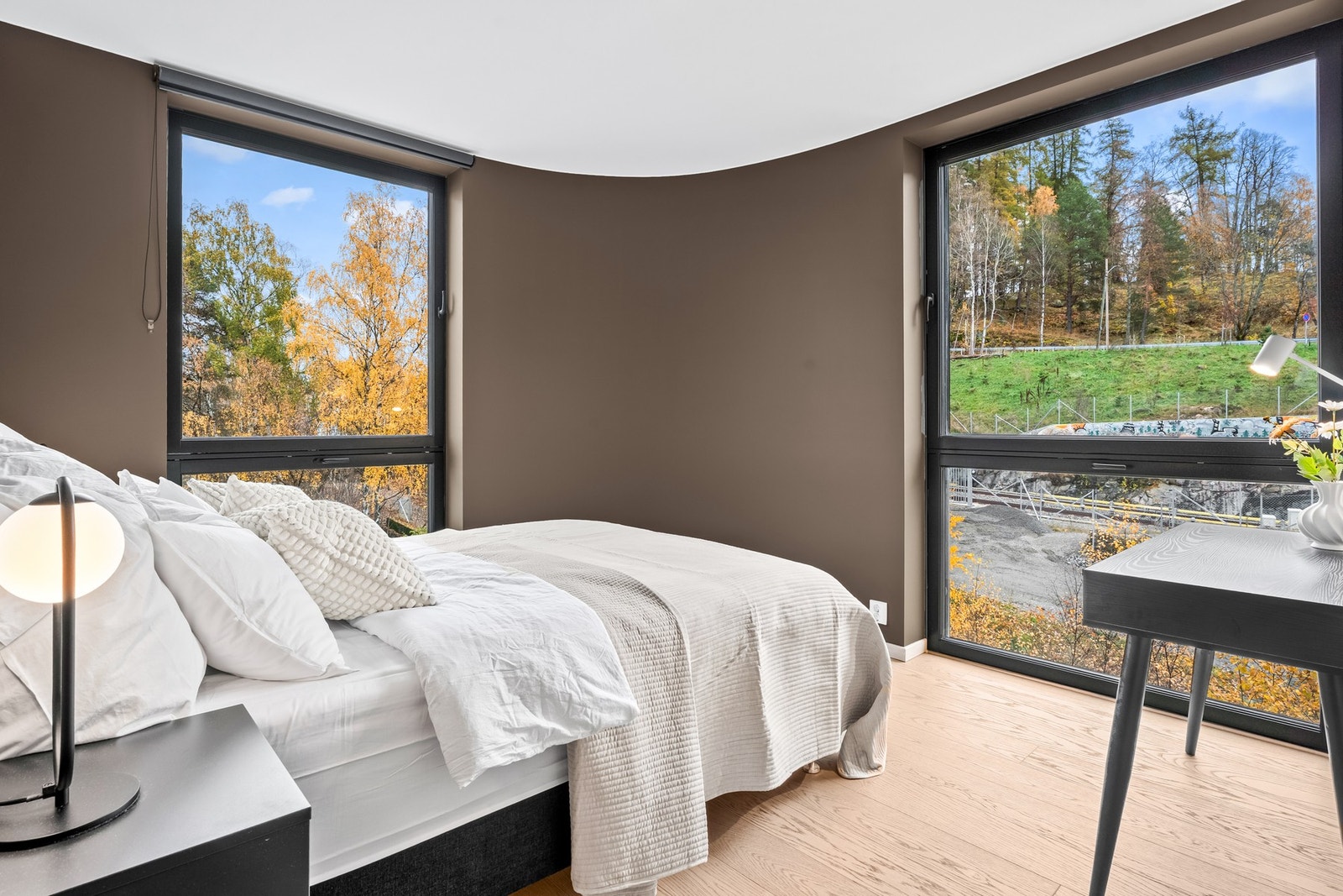 Leiligheten har to gode soverom. Soverommene har 1-stavs parkett på gulv og vegger malt i moderne farger. Galleribilde