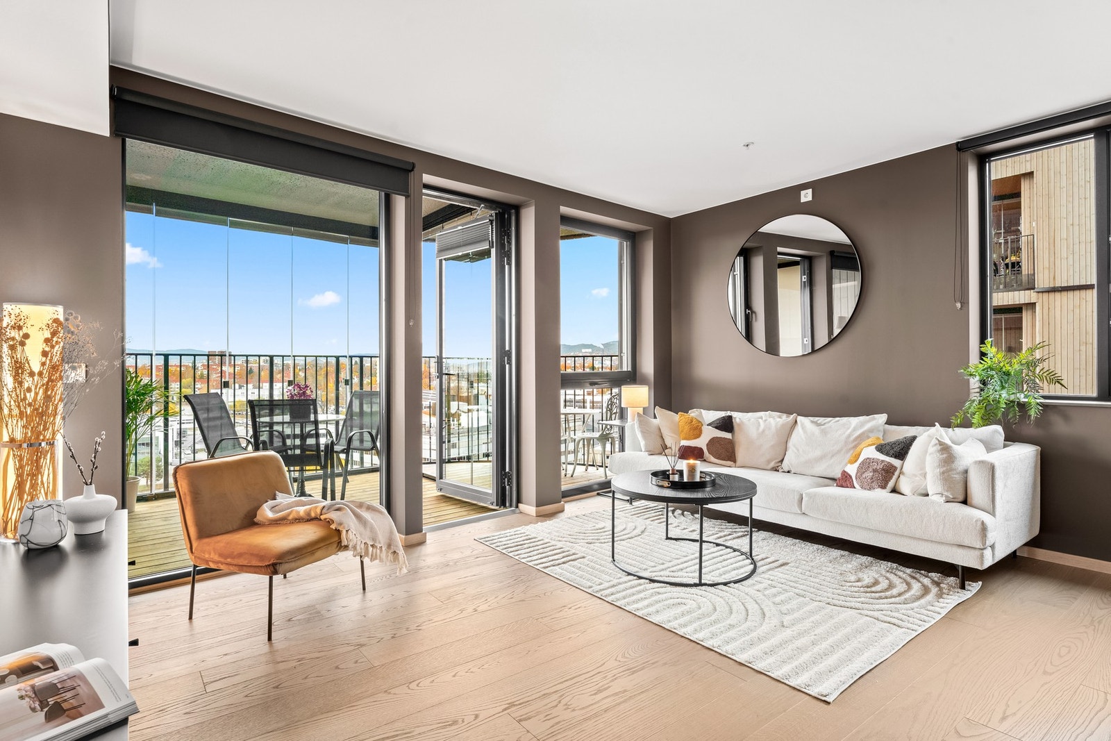 Stuen har 1-stavs parkett og en kombinasjon av panel og malte flater som gir et stilrent og tidløst uttrykk. Galleribilde