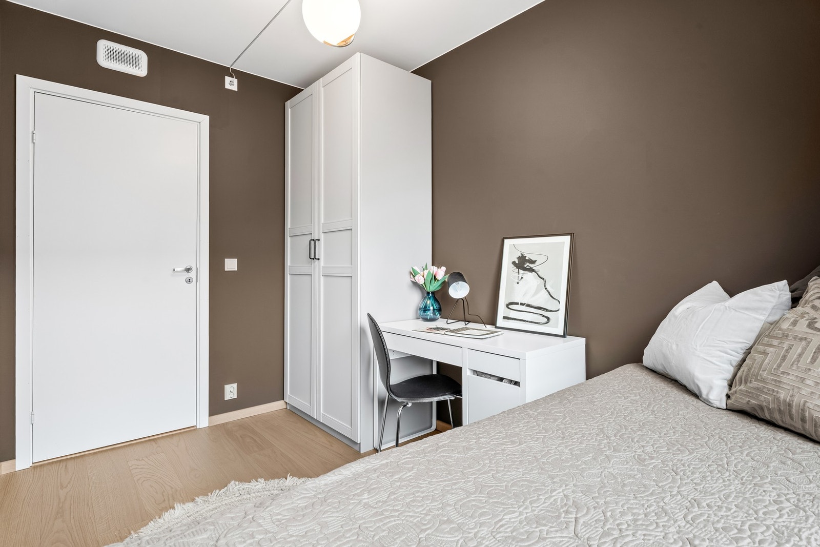 Rommet har god plass til seng, garderobe eller kontorpult, og kan enkelt tilpasses ulike behov. Ellers disponerer leiligheten en kjellerbod med et gulvareal på ca. 5,3 kvm, som gir praktisk lagringsplass. Galleribilde