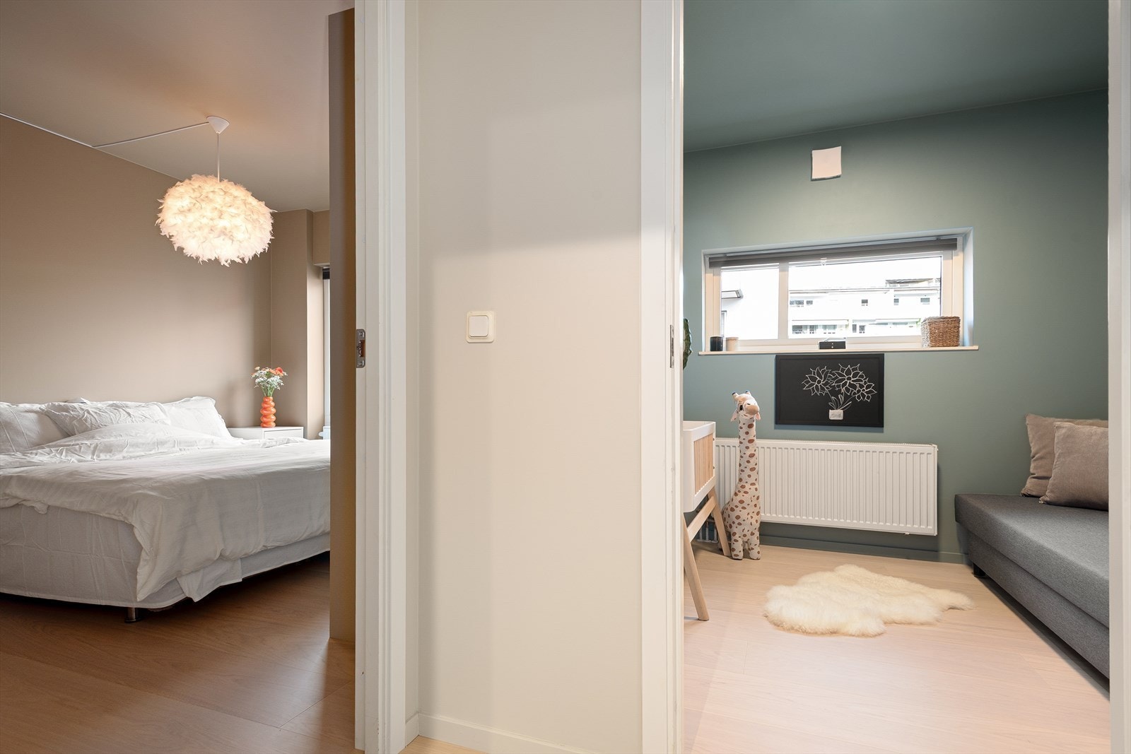 Fra entréen er det adkomst til begge soverommene Galleribilde