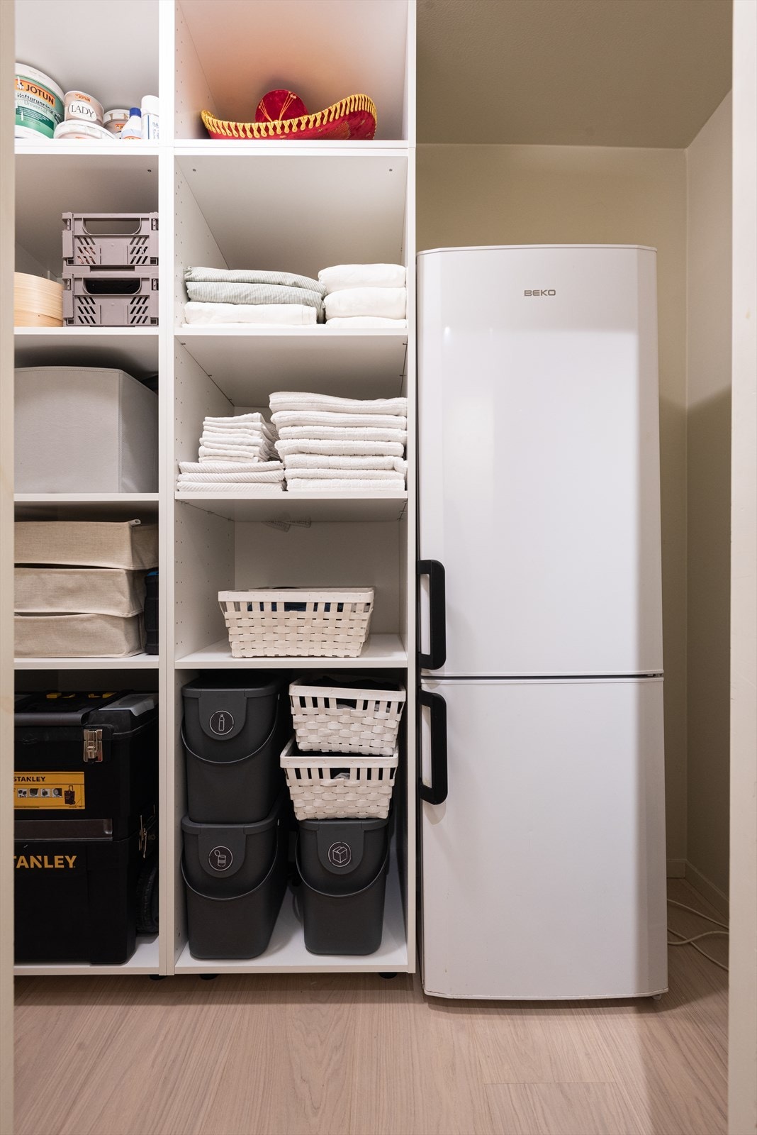 Praktisk innvendig bod med garderobesystem som sørger for effektiv oppbevaring Galleribilde