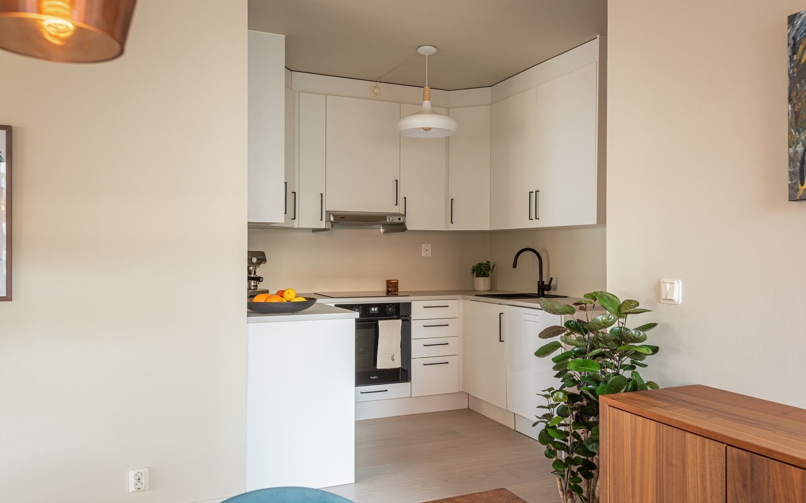 Kjøkken fra Smedstorp i åpen og sosial løsning mot stuen Galleribilde