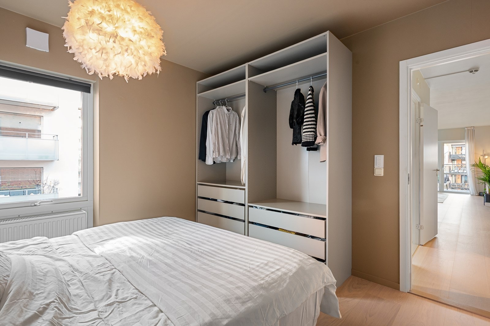 Rommet byr på rikelig skapplass og en behagelig atmosfære Galleribilde