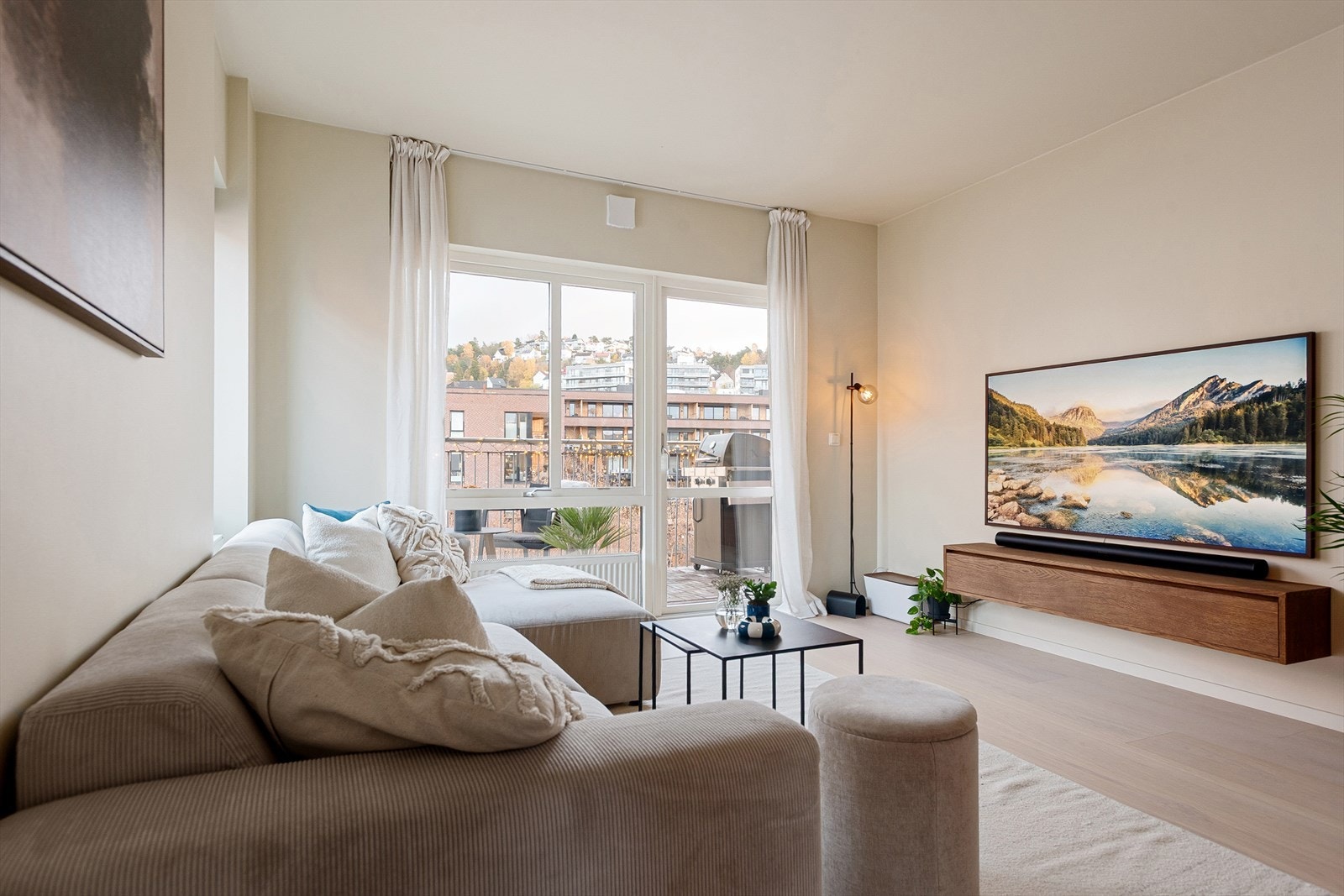 Det er gjennomgående smakfulle farge- og materialvalg, samt en planløsning som byr på flere møbleringsmuligheter Galleribilde