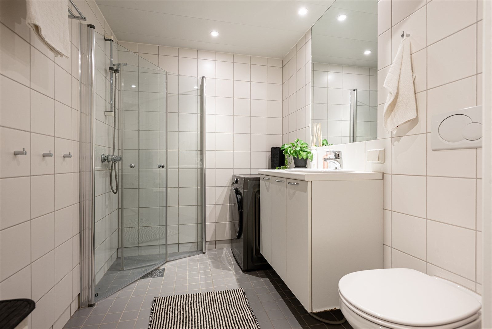 Pent, flislagt bad fra byggeåret (2007) med varmekabler Galleribilde