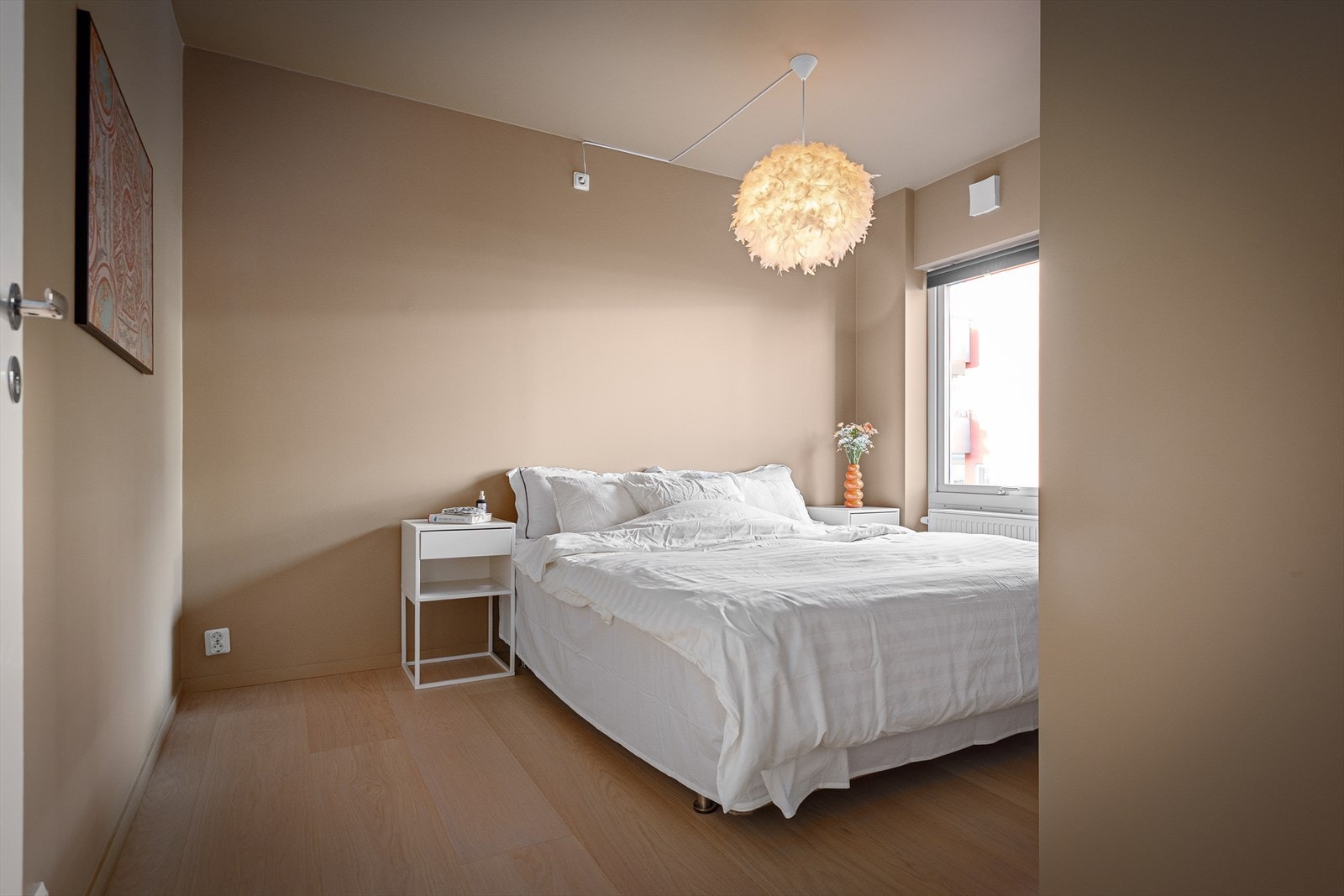 Romslig hovedsoverom med god plass til dobbeltseng og garderobe Galleribilde