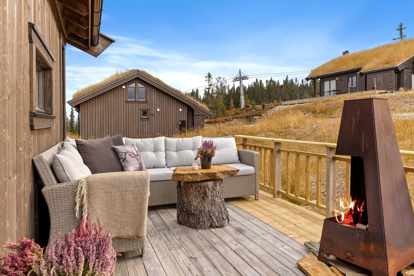 Platting ved inngangspartiet har plass til utemøber Galleribilde