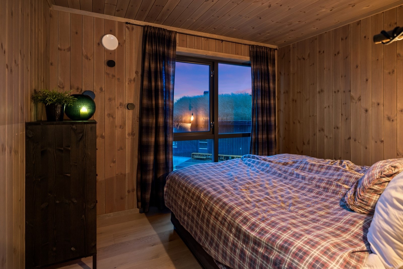 Hovedsoverommet er innredet med dobbeltseng og har plass til praktisk kommode for oppbevaring. Galleribilde