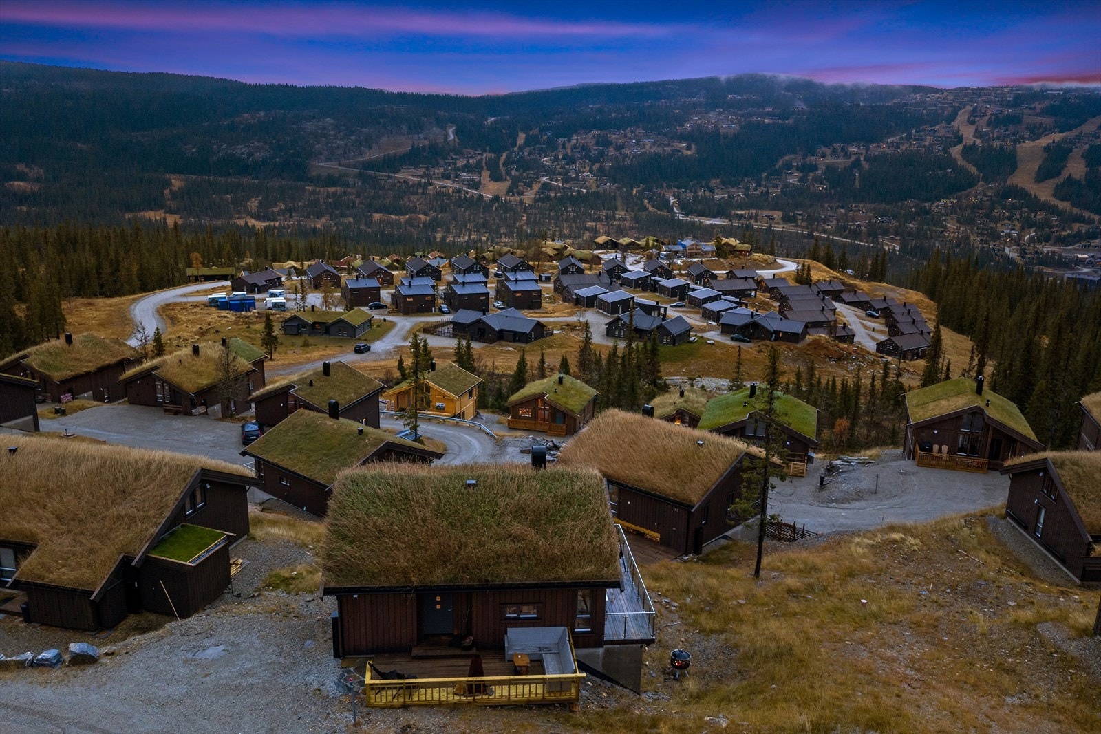 Denne ligger fint til i skrånende terreng med flott utsikt over Kvitfjell vest! Galleribilde
