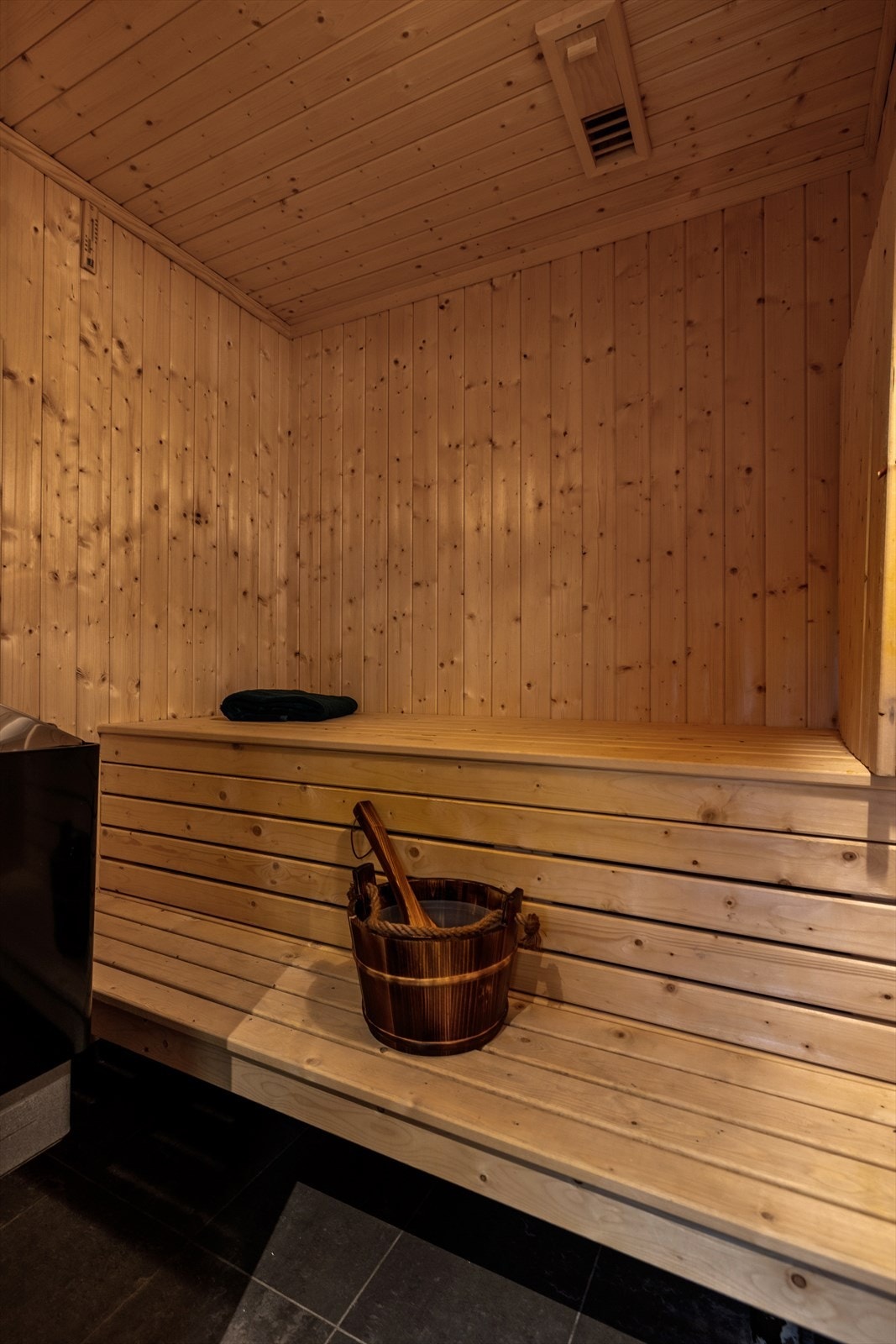 Badstuen er innredet med plassbygget badstuebenk. Galleribilde