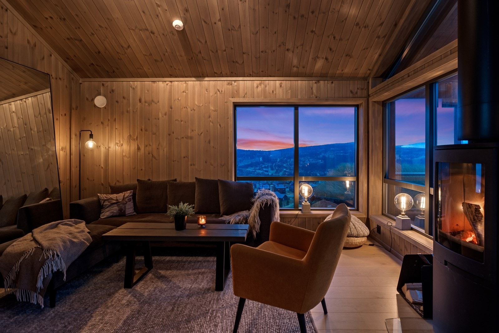 De store vindusflaten bevarer utsikten mot Kvitfjell vest! Galleribilde