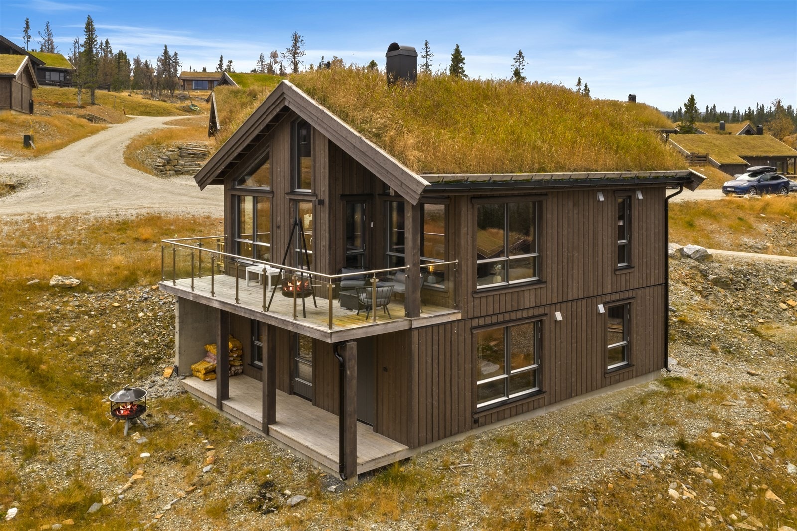 Balkong med glassrekkverk hvor fine dager kan nytes etter en dag i bakken eller fjellet. Galleribilde