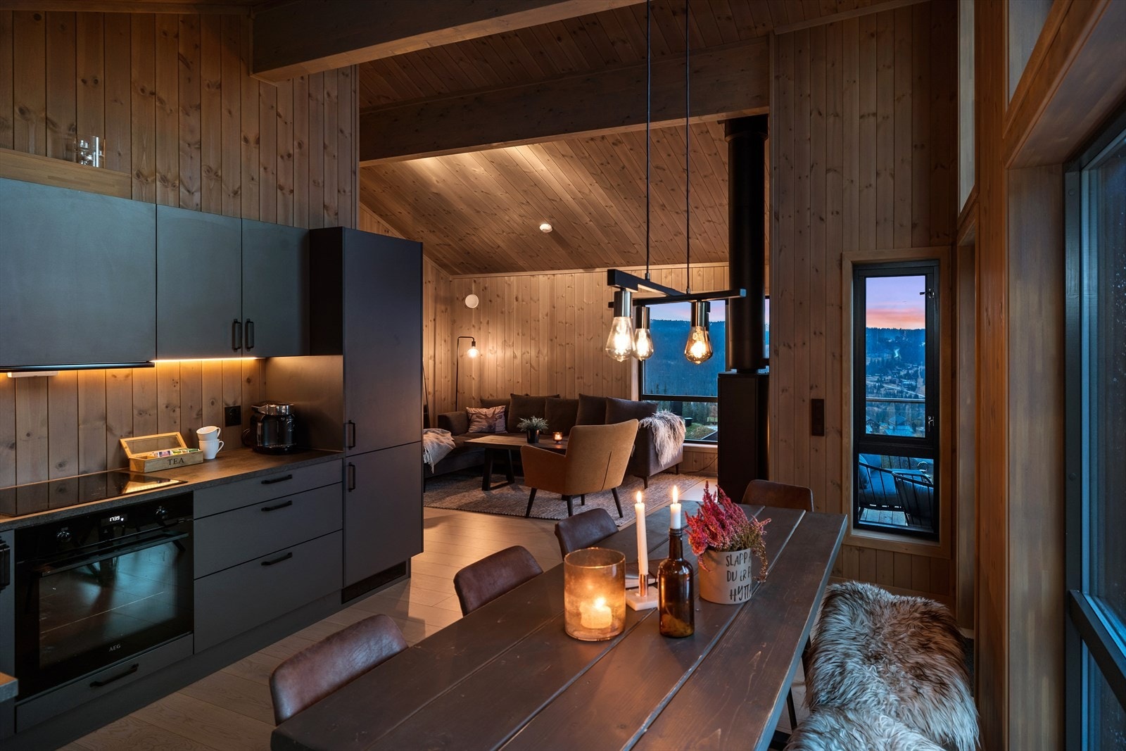 Velutstyrt kjøkken med integrerte hvitevarer, rikelig skapplass og moderne uttrykk. Galleribilde