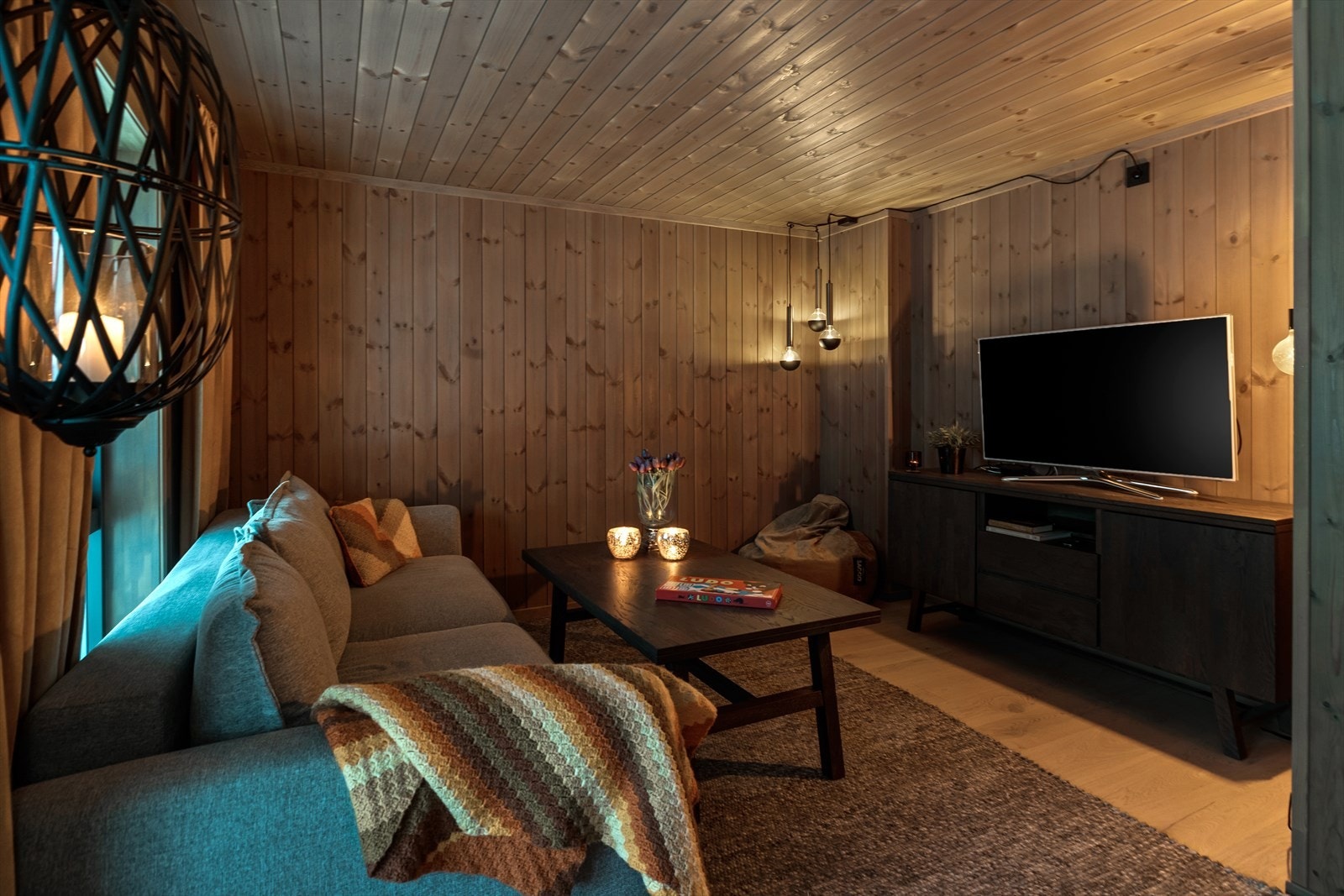 Rommet har utgang til mindre platting. Galleribilde