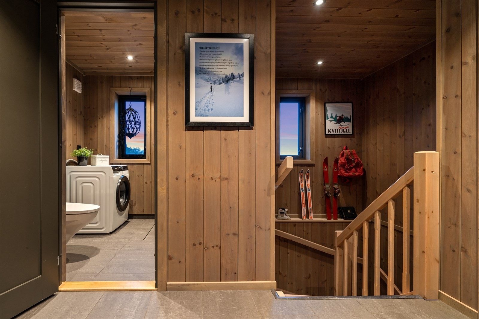 Innfelte downlights i himling sørger for god belysning i trapperommet Galleribilde