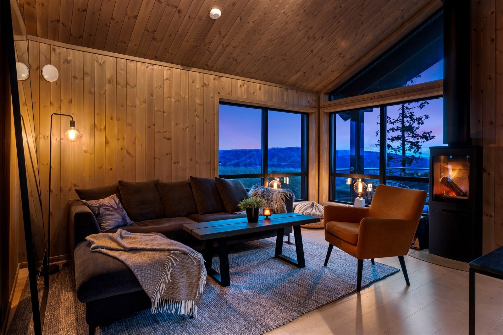 Oppholdsrommet er sosialt og har plass til sittegruppe Galleribilde