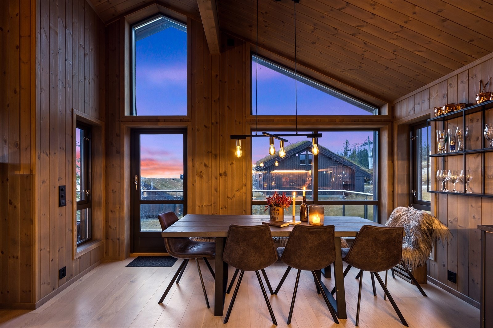 Det er god plass til større spisegruppe for å nyte hyggelige stunder med familie og venner. Galleribilde