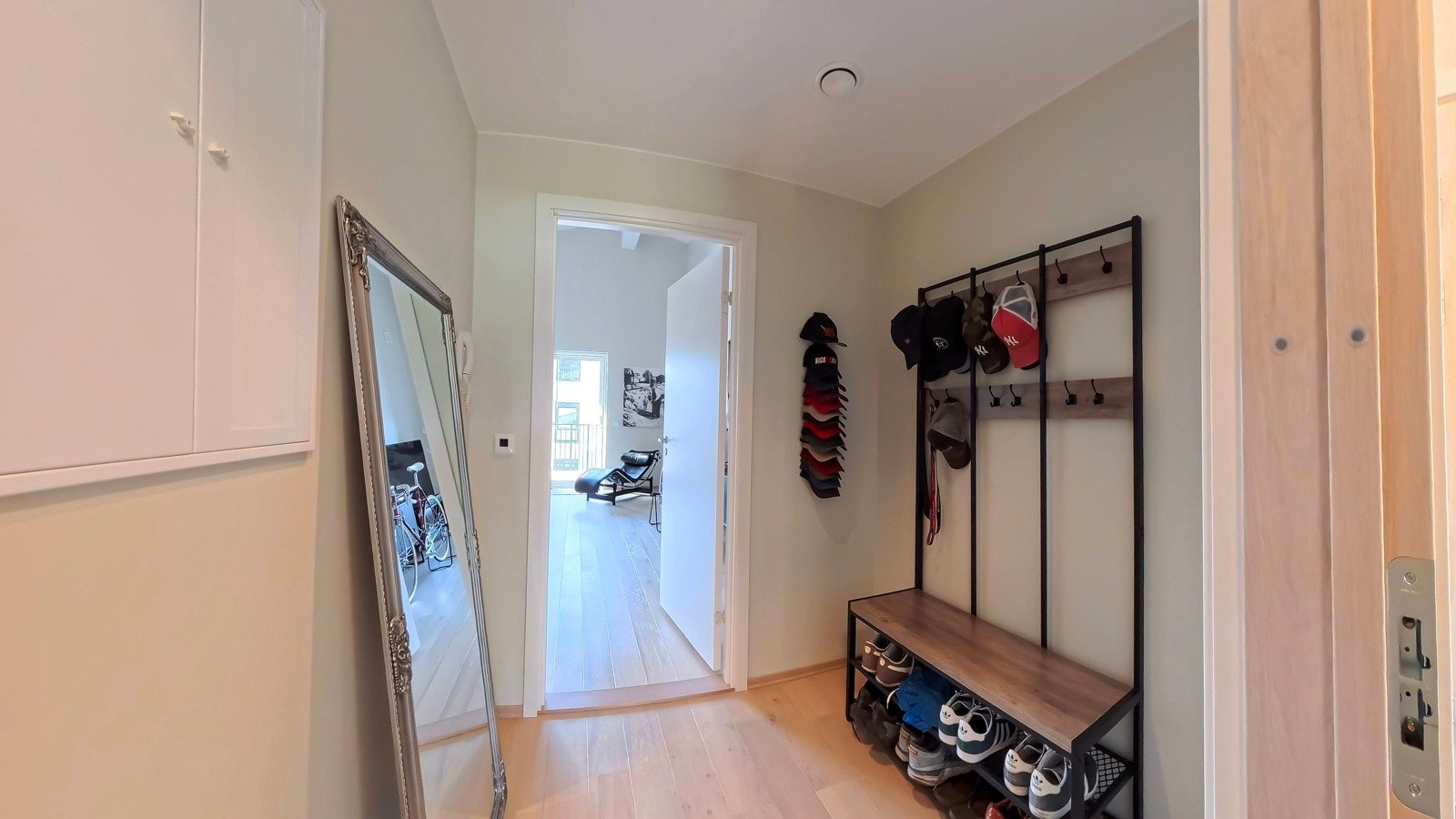 Entre med plass for yttertøy og sko Galleribilde