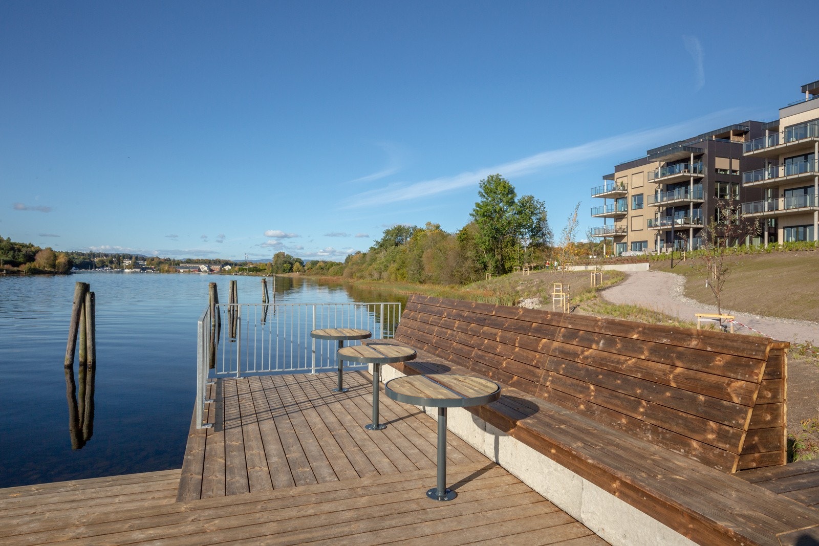 På brygga er det også sittebenker og bord Galleribilde