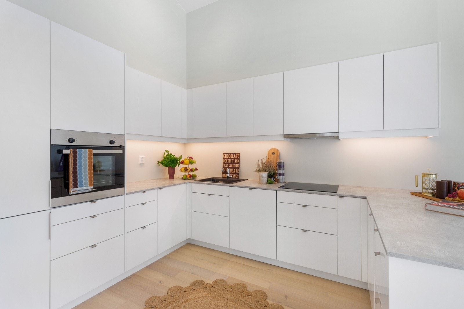 Innholdsrik og tidløs kjøkkeninnredning - Godt med skap- og benkeplass Galleribilde